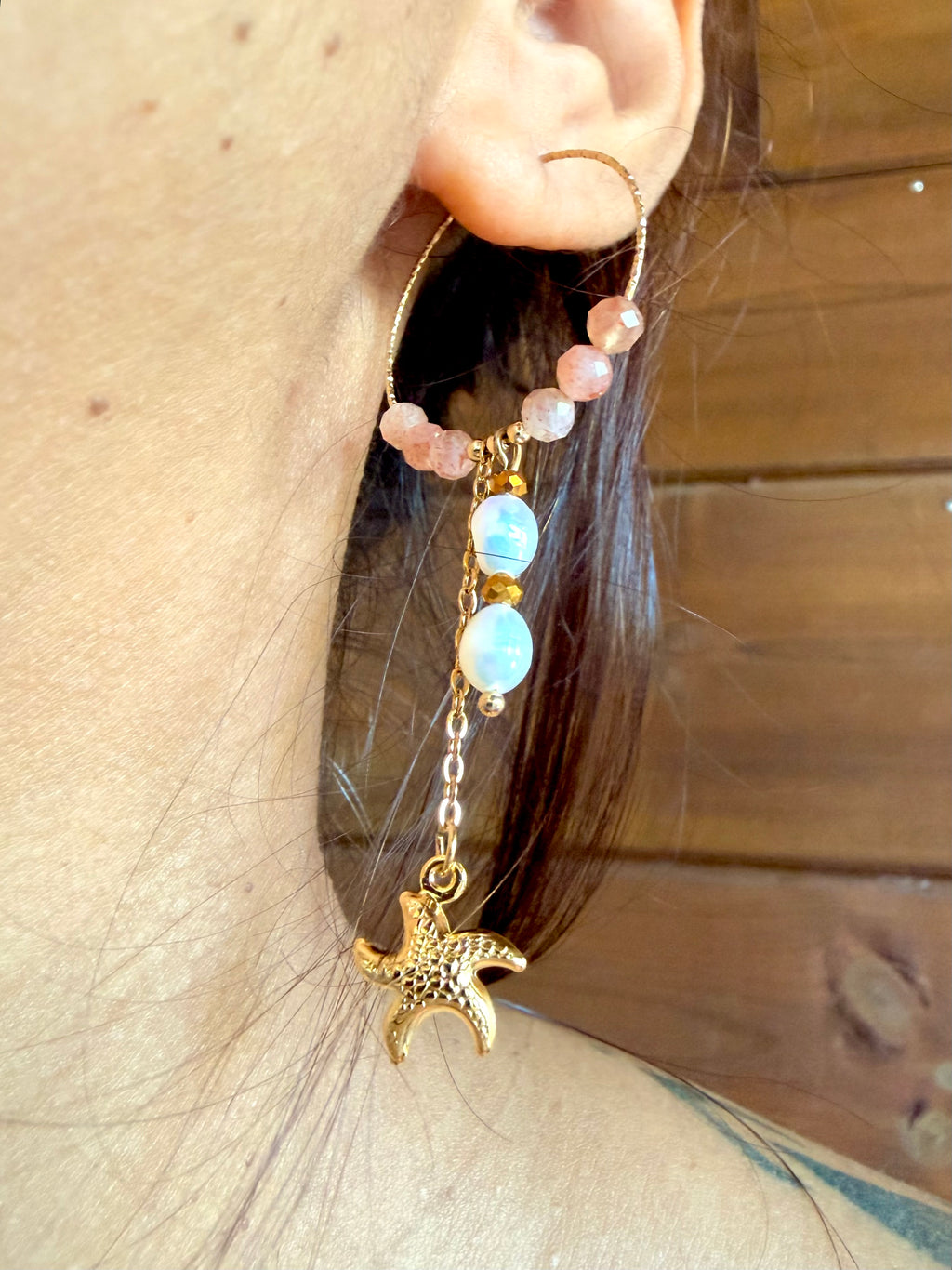 Boucles d’oreilles Soléa – Pierre du soleil, perle d’eau douce et acier inoxydable
