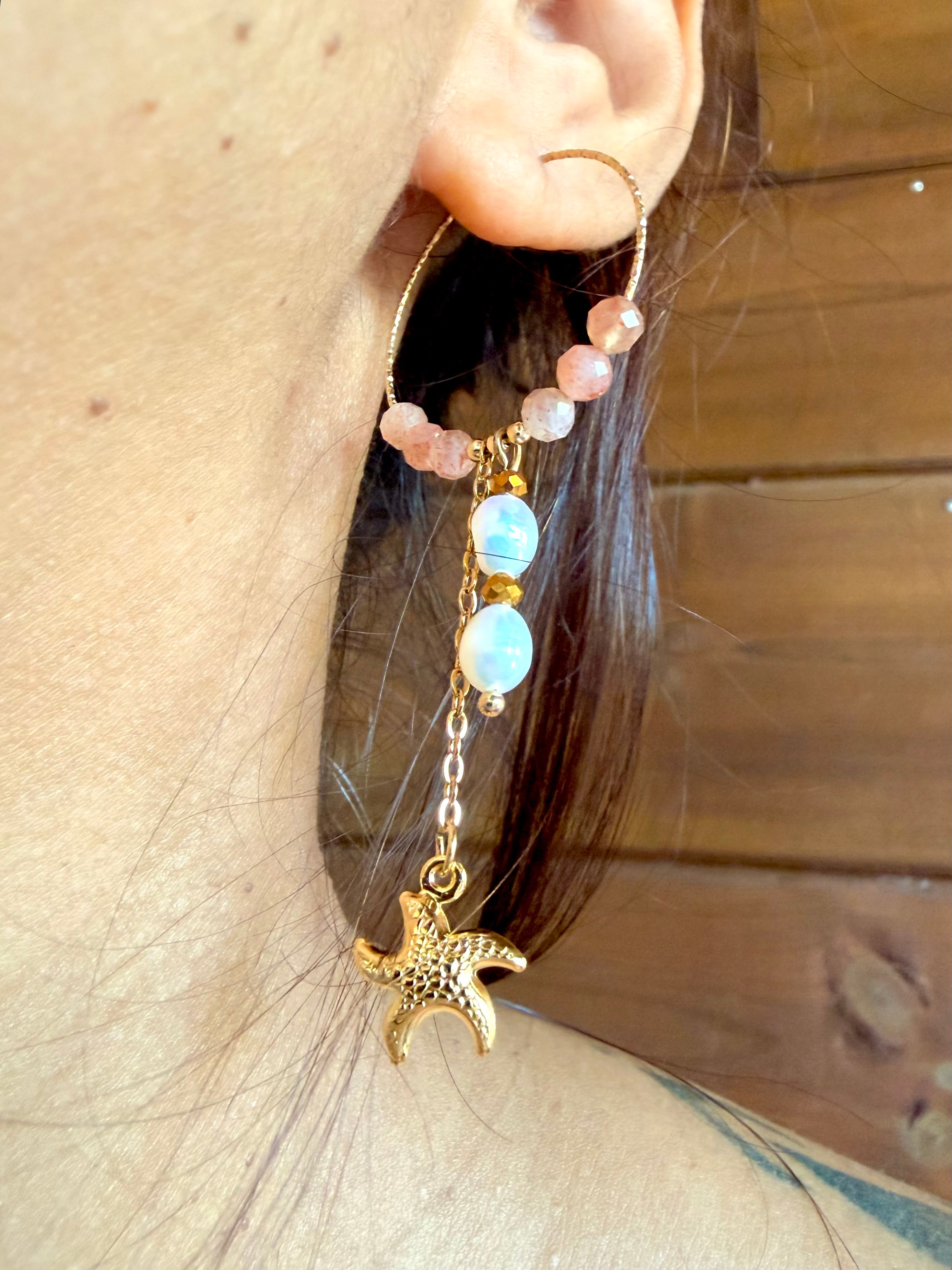 Boucles d’oreilles Soléa – Pierre du soleil, perle d’eau douce et acier inoxydable