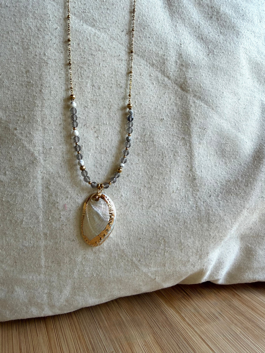 ✨ Collier Calypso – Howlite, Quartz Fumé & Coquillage Paua