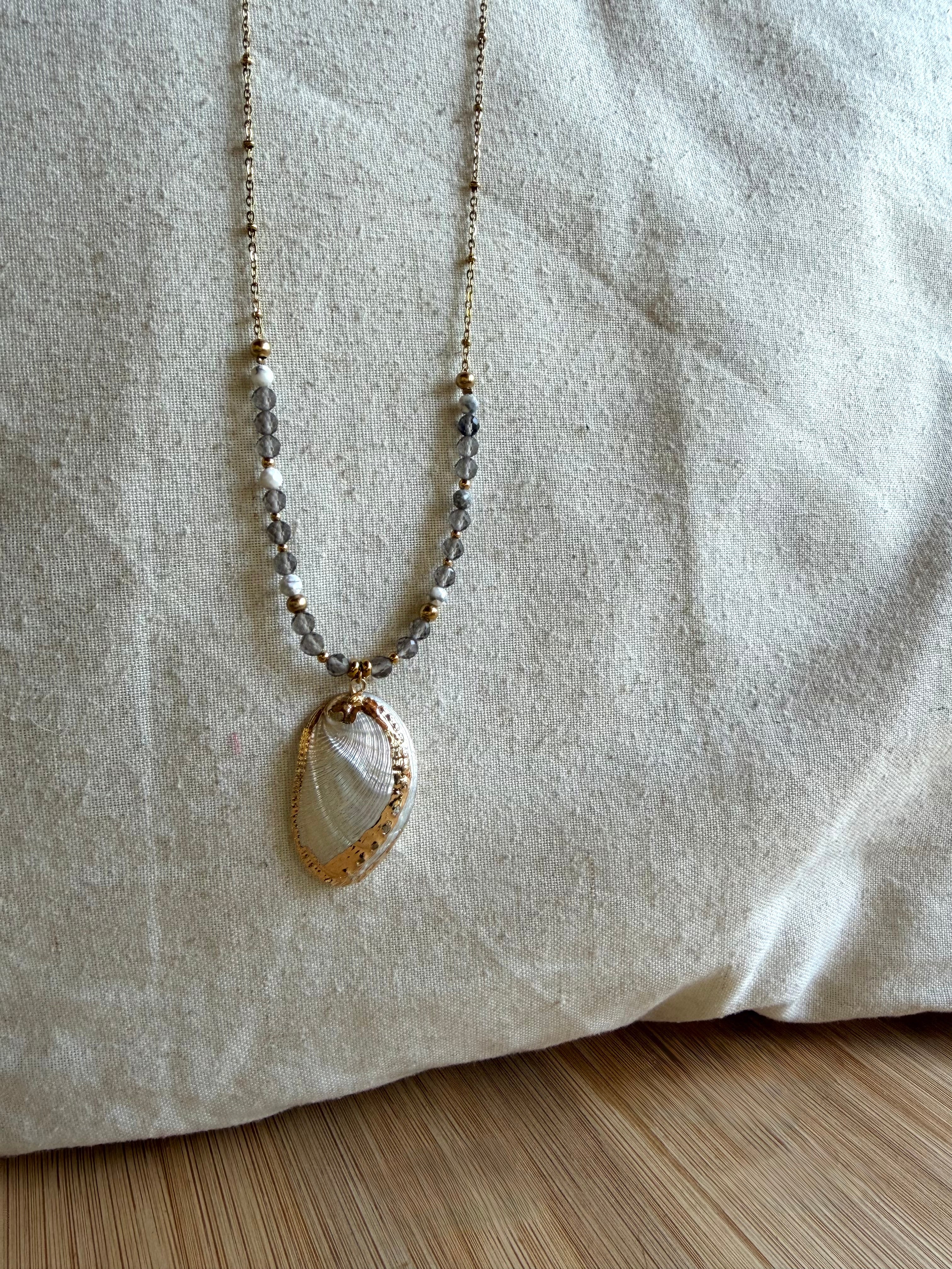 ✨ Collier Calypso – Howlite, Quartz Fumé & Coquillage Paua