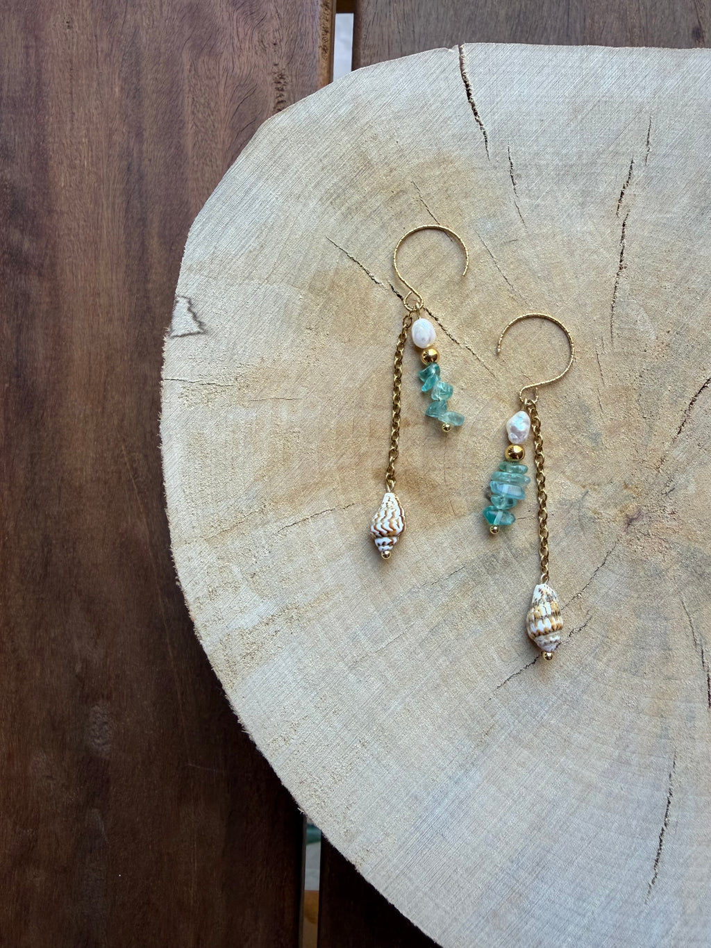 Boucles d’Oreilles Apatite Bleue, Perle d’Eau Douce & Coquillage