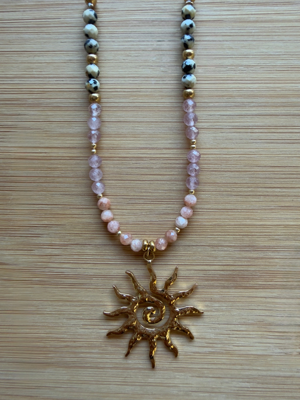 ✨ Collier Solaire Pierre du Soleil, Quartz Fraise & Jaspe Dalmatien – Acier Inoxydable
