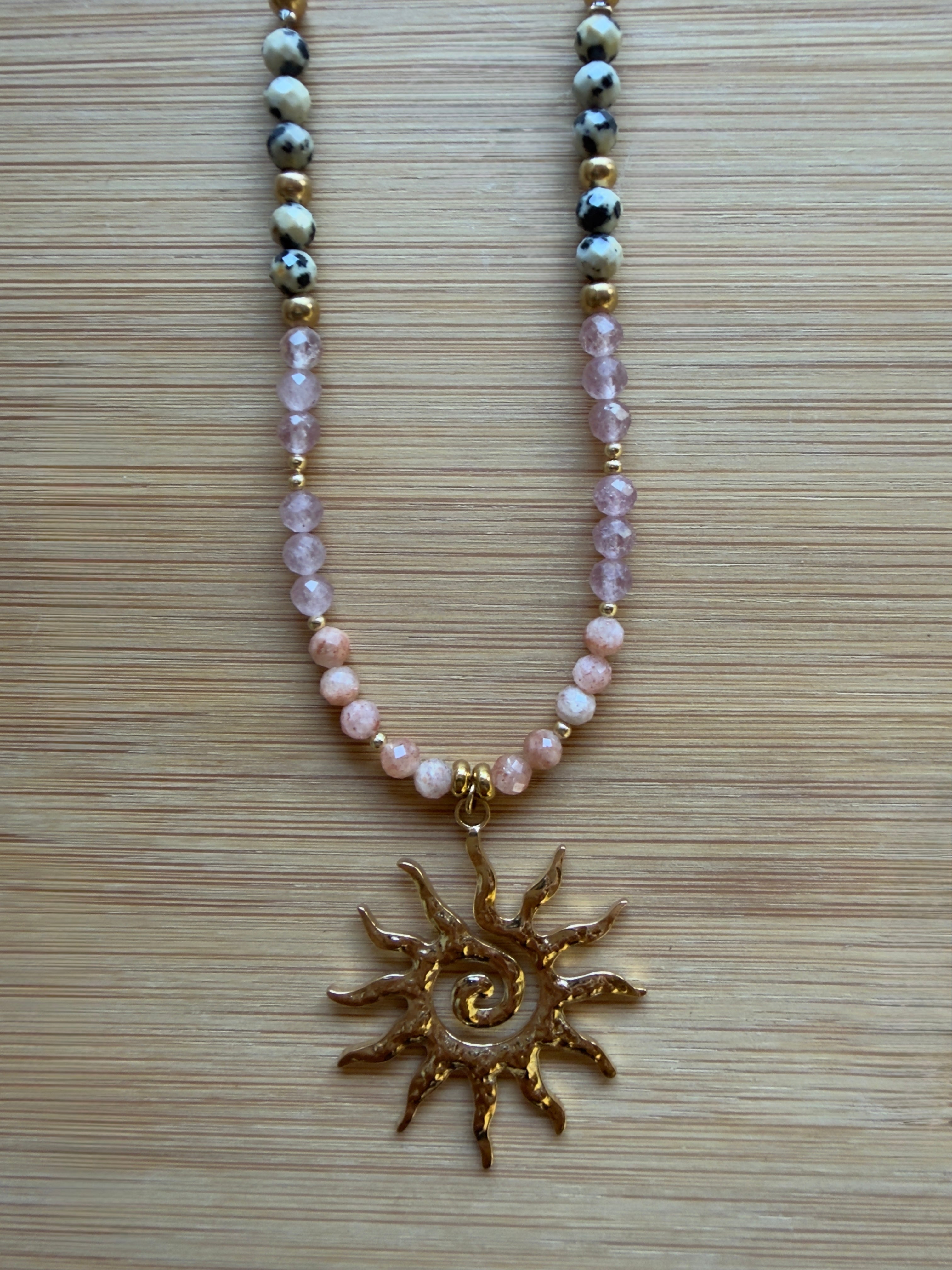 ✨ Collier Solaire Pierre du Soleil, Quartz Fraise & Jaspe Dalmatien – Acier Inoxydable