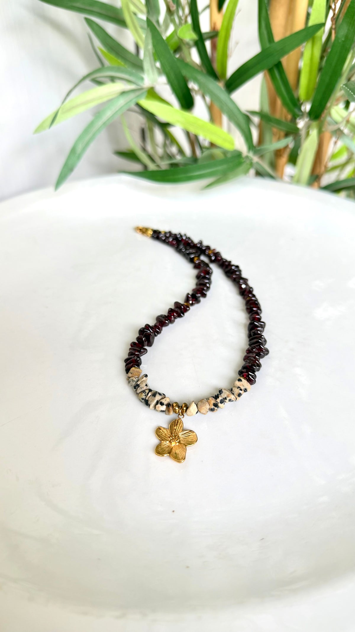 Collier Grenat & Jaspe Dalmatien – Mini Fleur