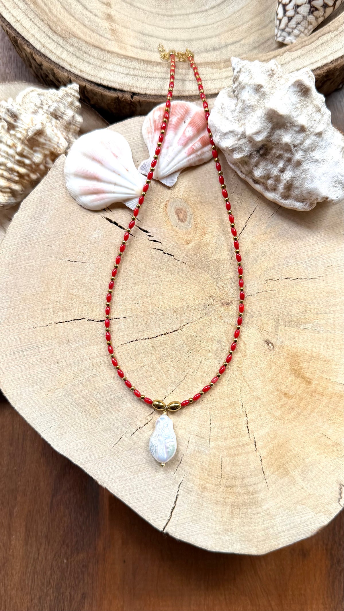 Collier Bambou de mer rouge & Perle d’eau douce baroque