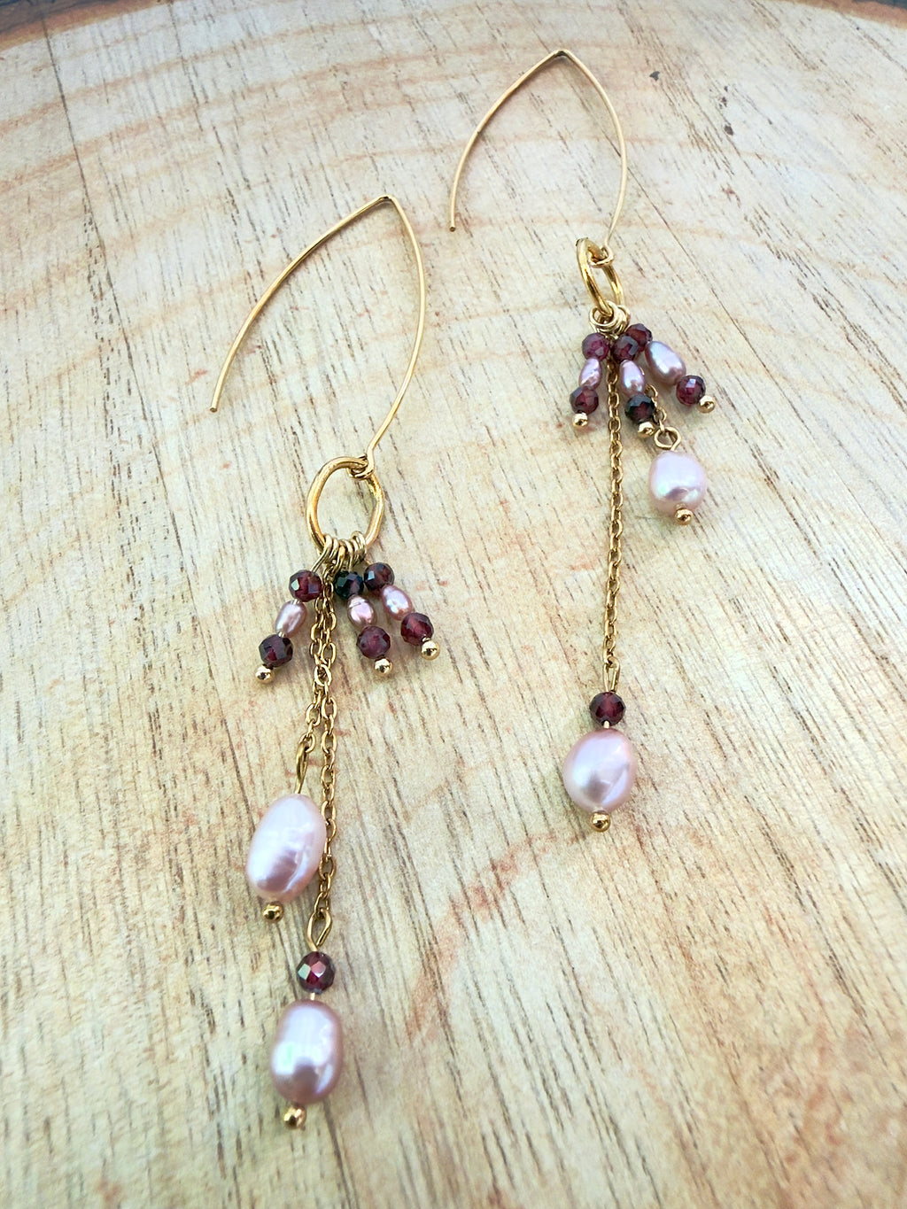 Boucles d’oreilles Énora – Grenat et perles d’eau douce