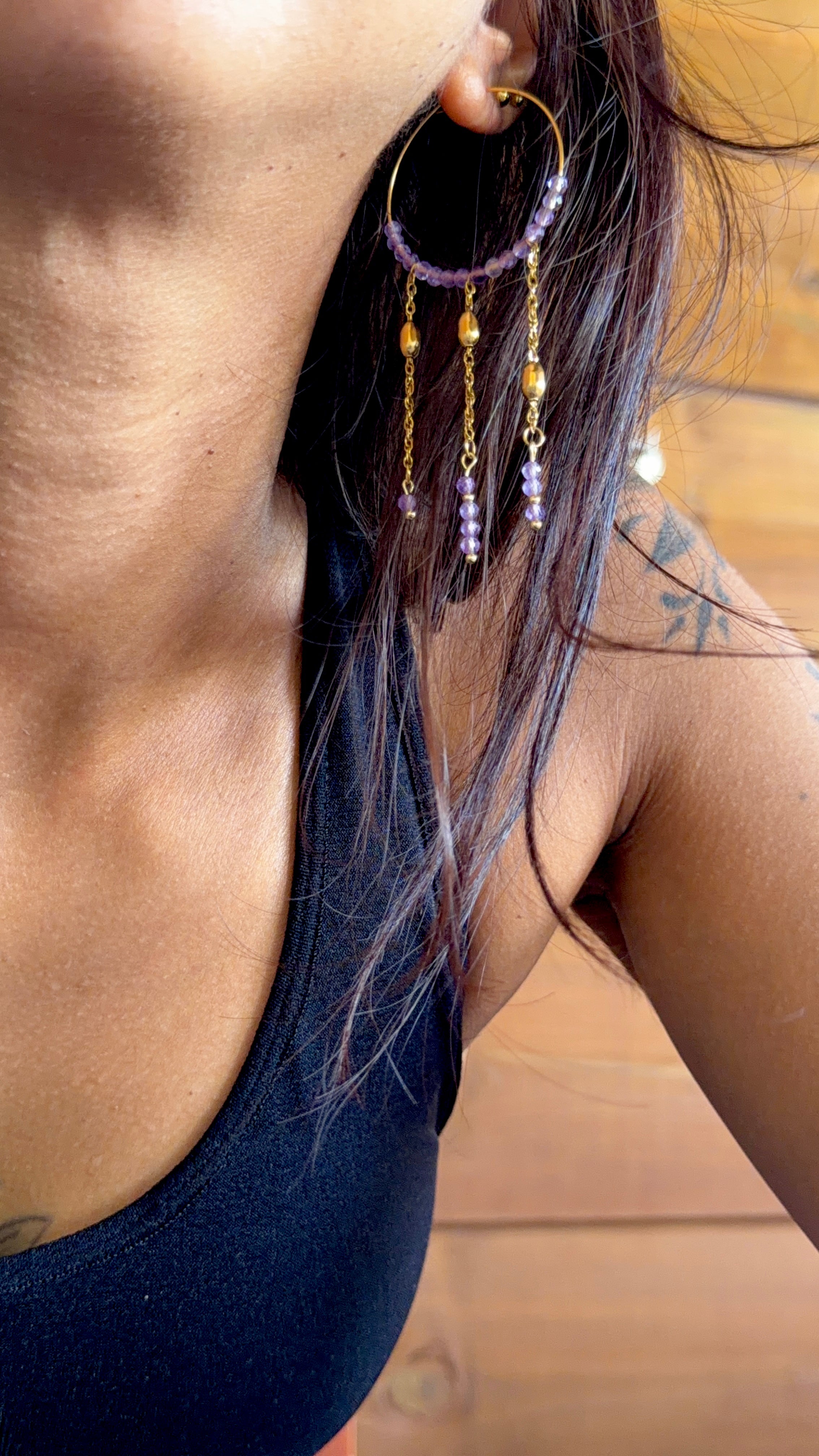 Boucles d’oreilles Ysia – Améthyste naturelle et chaînes en acier inoxydable