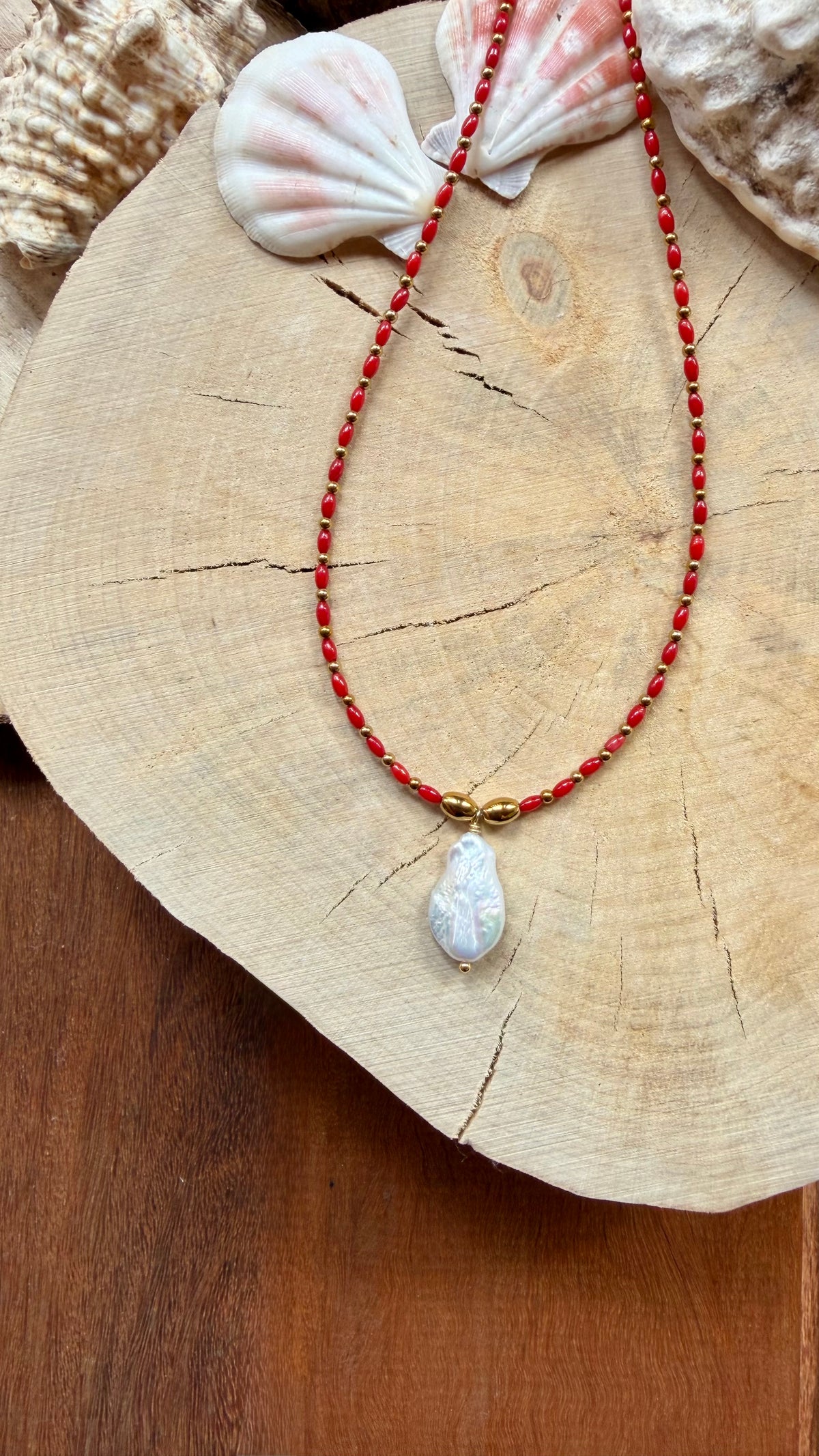 Collier Bambou de mer rouge & Perle d’eau douce baroque