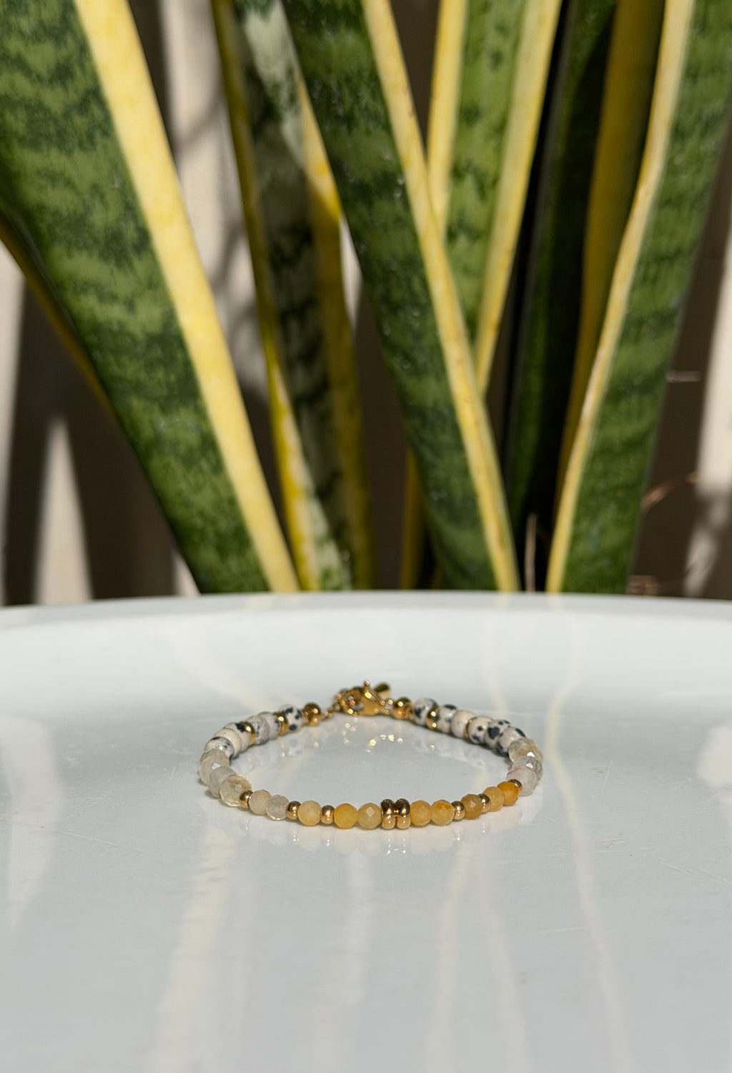 Bracelet en pierres naturelles jaspe dalmatien, citrine et aventurine jaune – Naïa