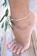 Chaîne de cheville Nora – Pierre de lune orange, jaspe dalmatien et perles d’eau douce