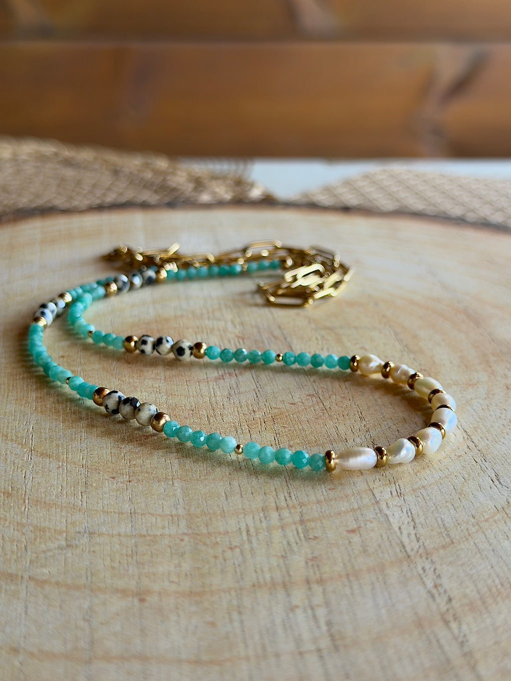Chaîne de taille naturelle – Amazonite, jaspe dalmatien et perles d’eau douce