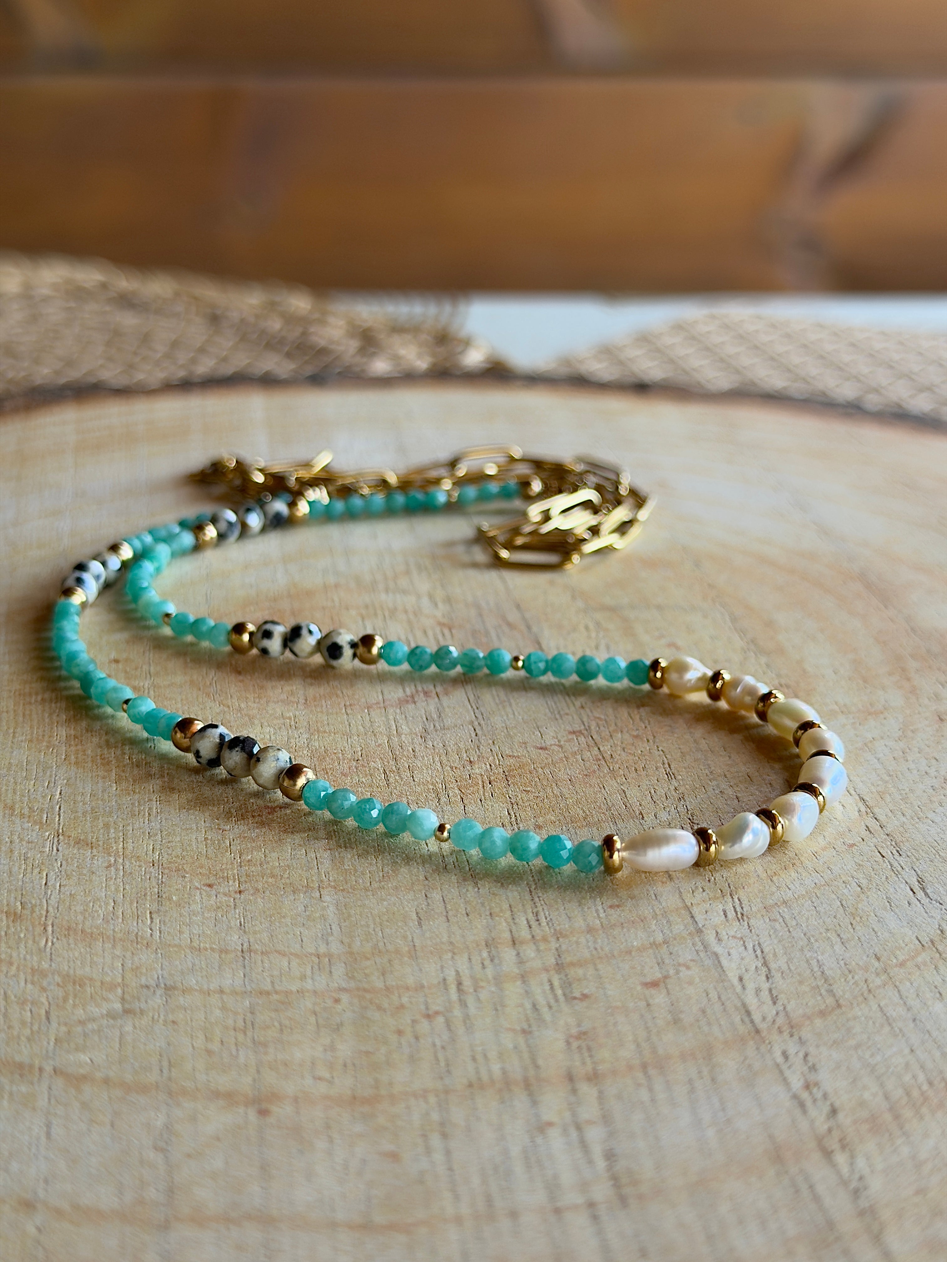 Chaîne de taille naturelle – Amazonite, jaspe dalmatien et perles d’eau douce