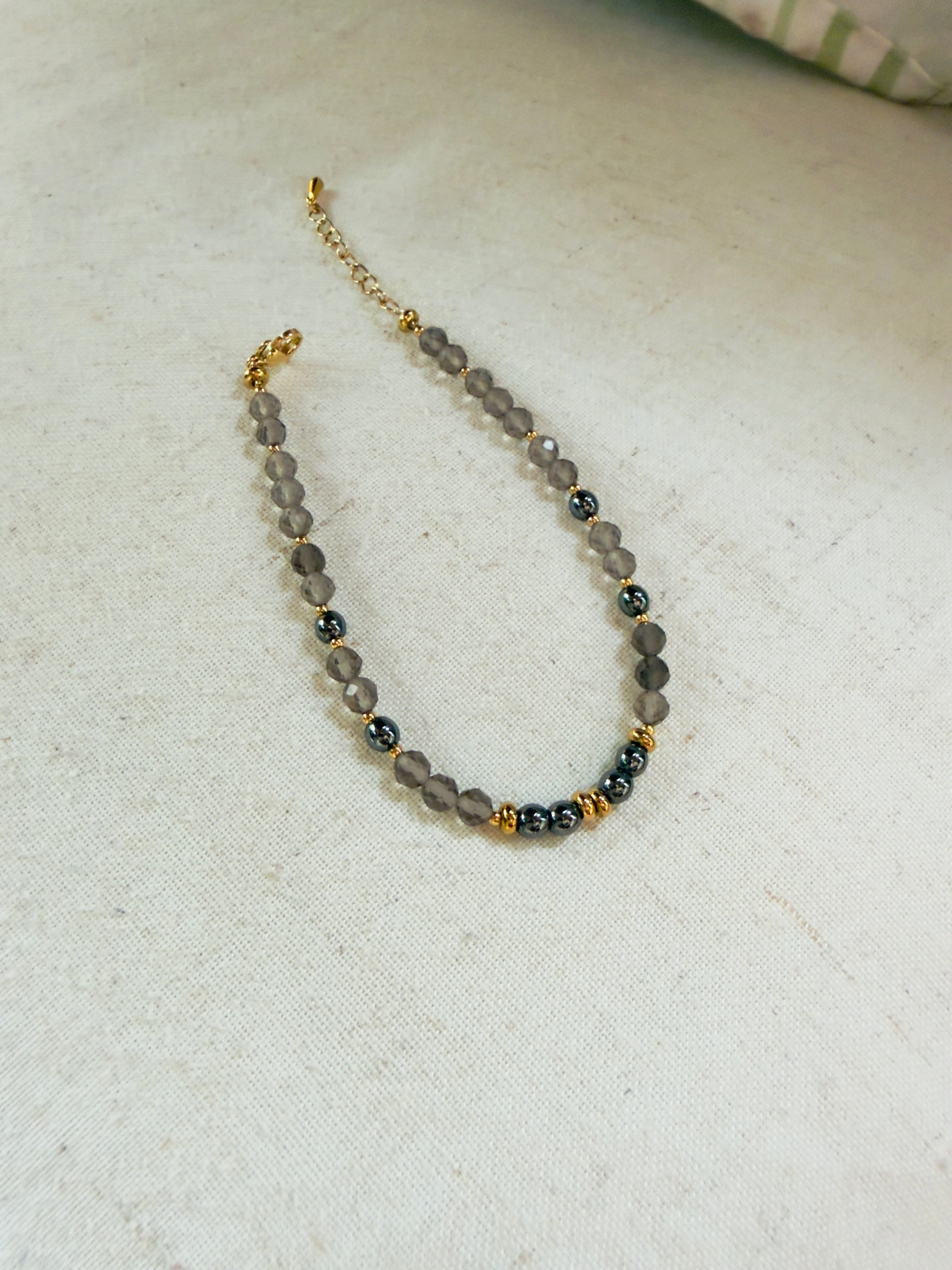 Bracelet en pierres naturelles hématite et quartz fumé avec perles dorées en acier inoxydable – Naya