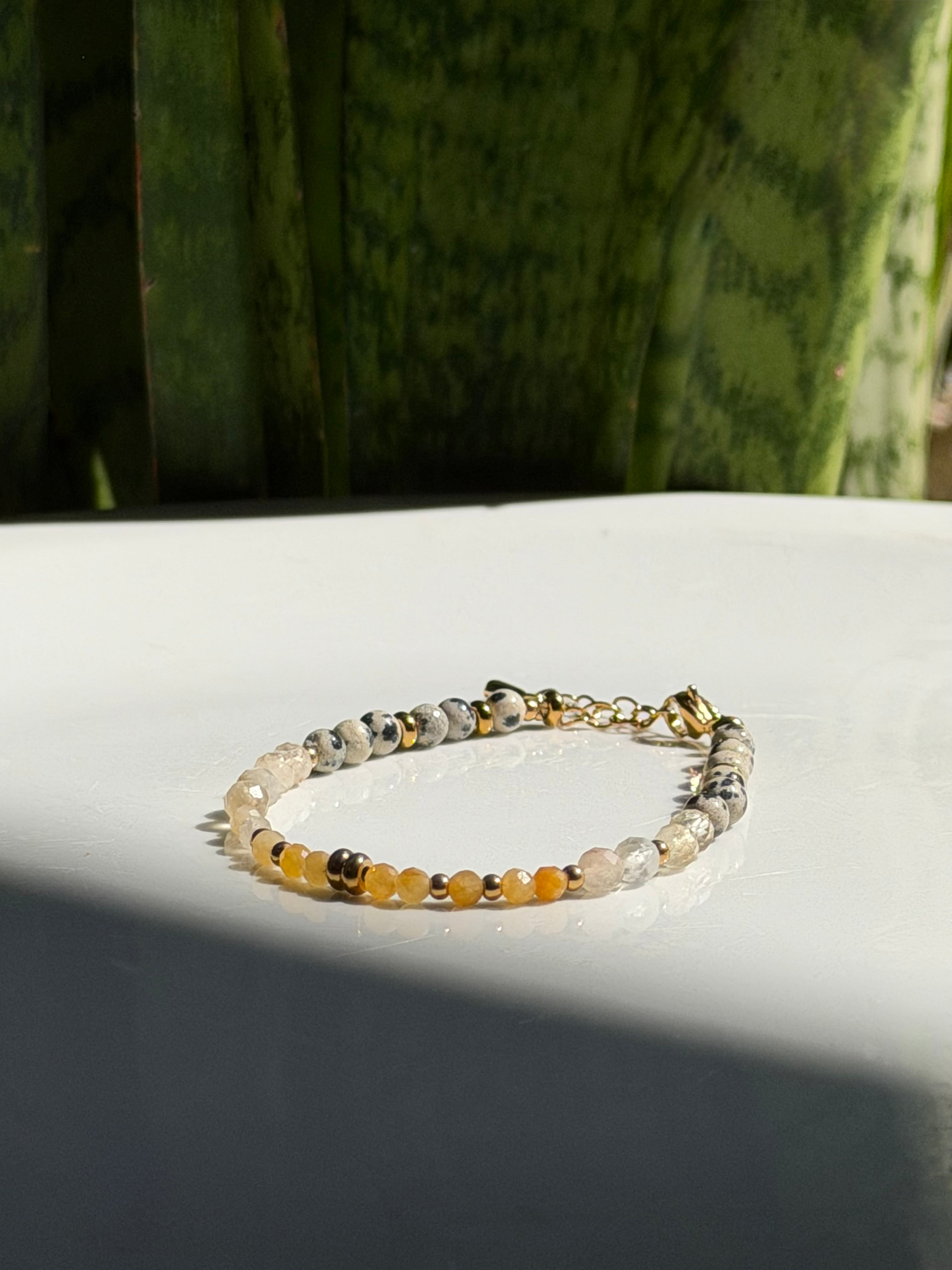 Bracelet en pierres naturelles jaspe dalmatien, citrine et aventurine jaune – Naïa