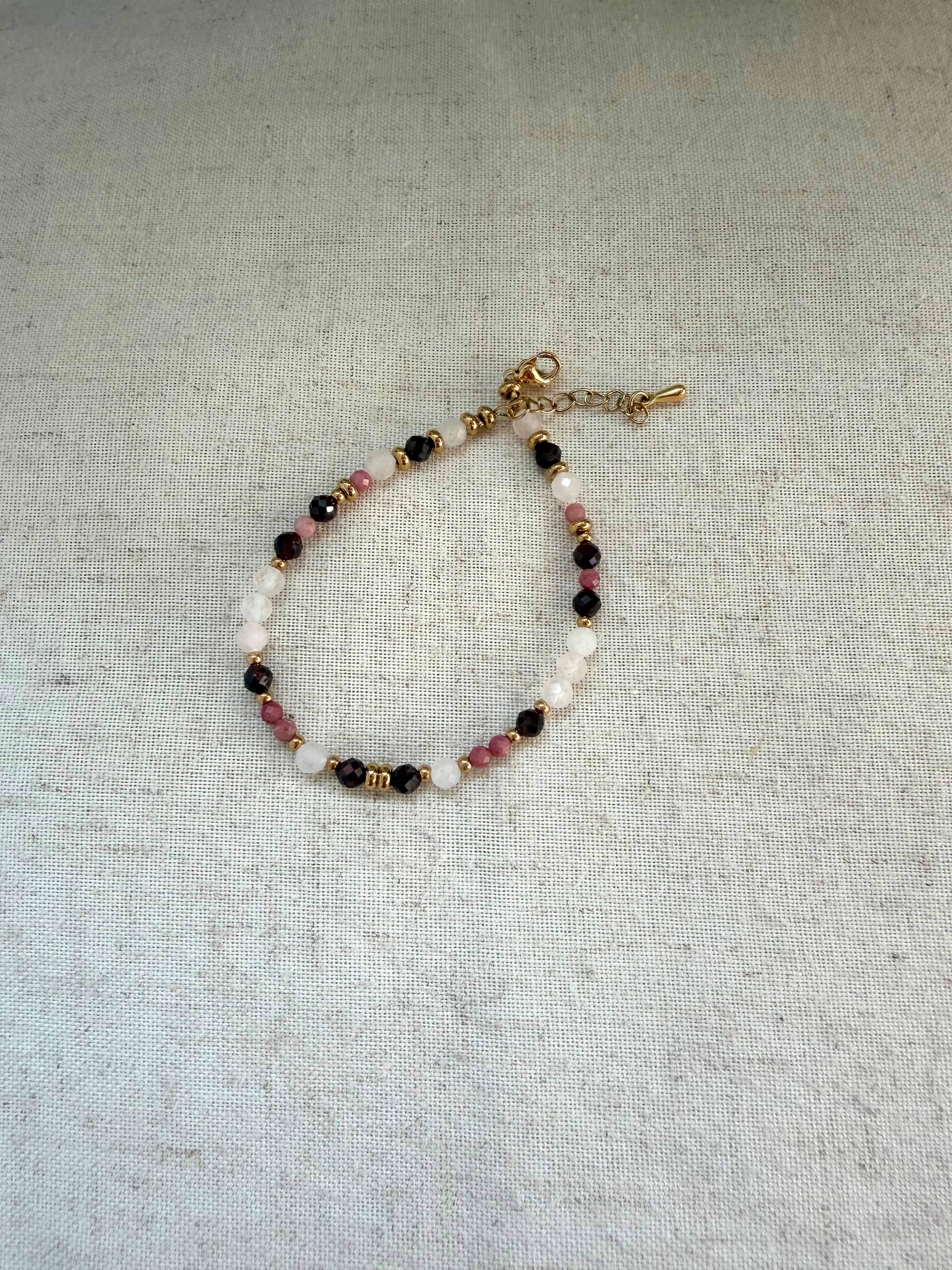 Bracelet en pierres naturelles quartz rose, grenat et rhodonite – Élia