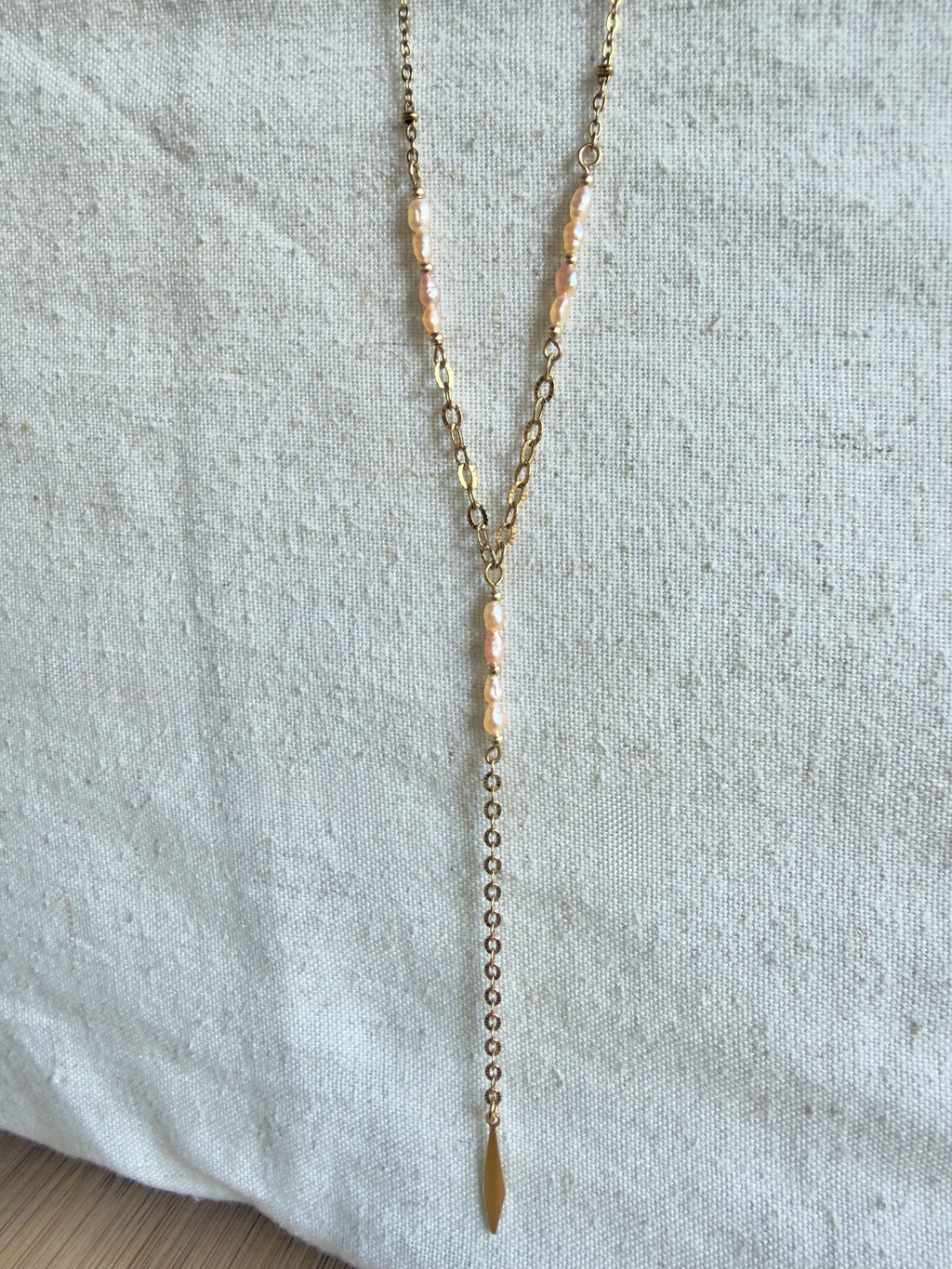 Collier doré Riviera avec perles d’eau douce crème/orangée et pendentif acier inoxydable – Séréna