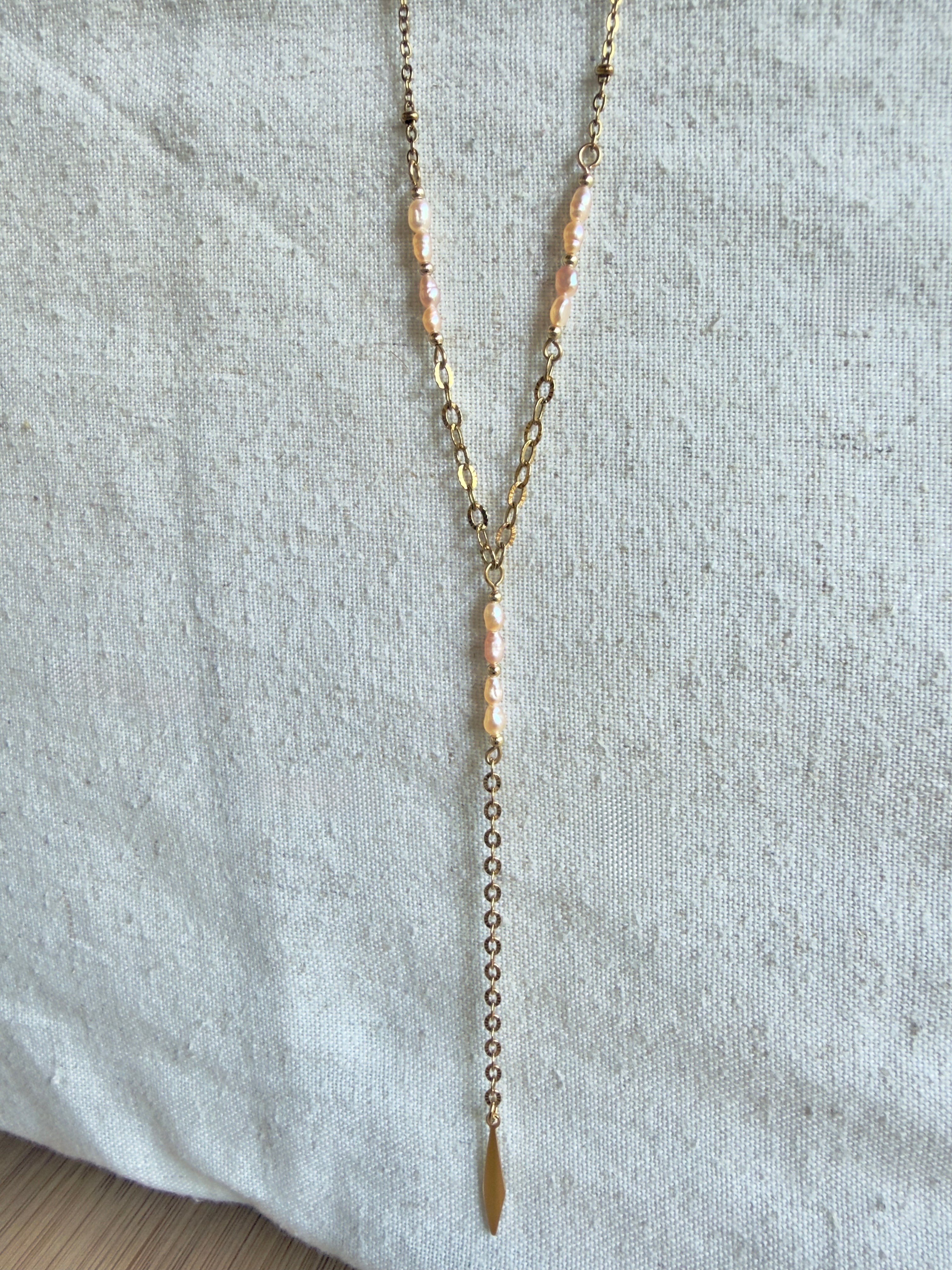 Collier doré Riviera avec perles d’eau douce crème/orangée et pendentif acier inoxydable – Séréna