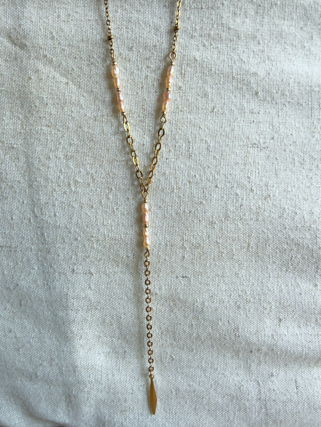 Collier doré Riviera avec perles d’eau douce crème/orangée et pendentif acier inoxydable – Séréna