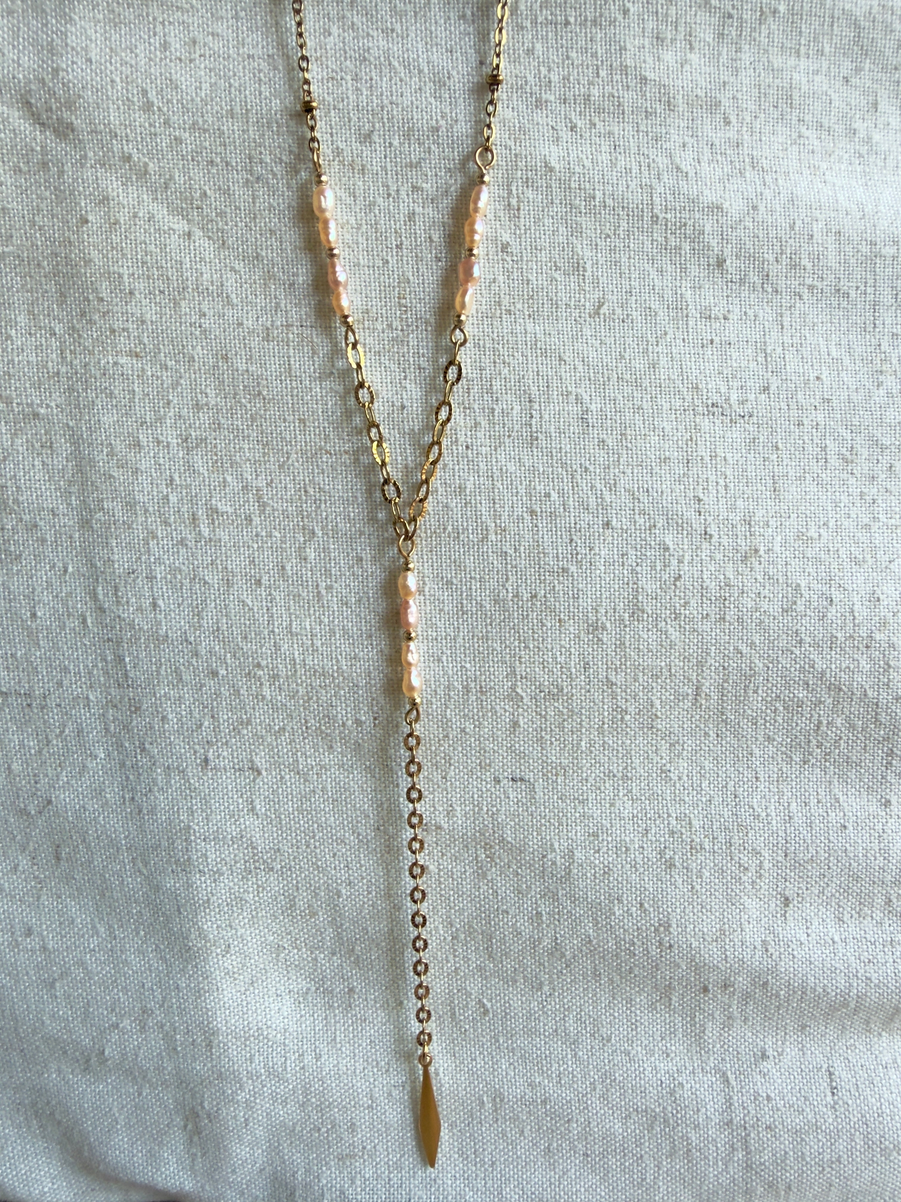 Collier doré Riviera avec perles d’eau douce crème/orangée et pendentif acier inoxydable – Séréna