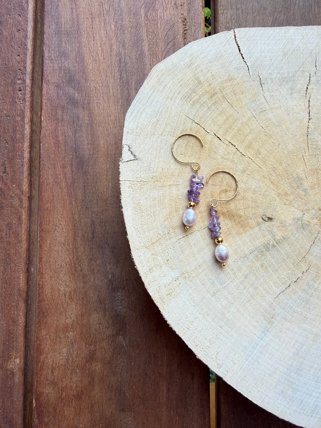 Boucles d’Oreilles Améthyste, Perle d’Eau Douce & Hématite Dorée