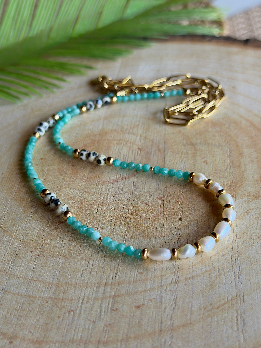Chaîne de taille naturelle – Amazonite, jaspe dalmatien et perles d’eau douce
