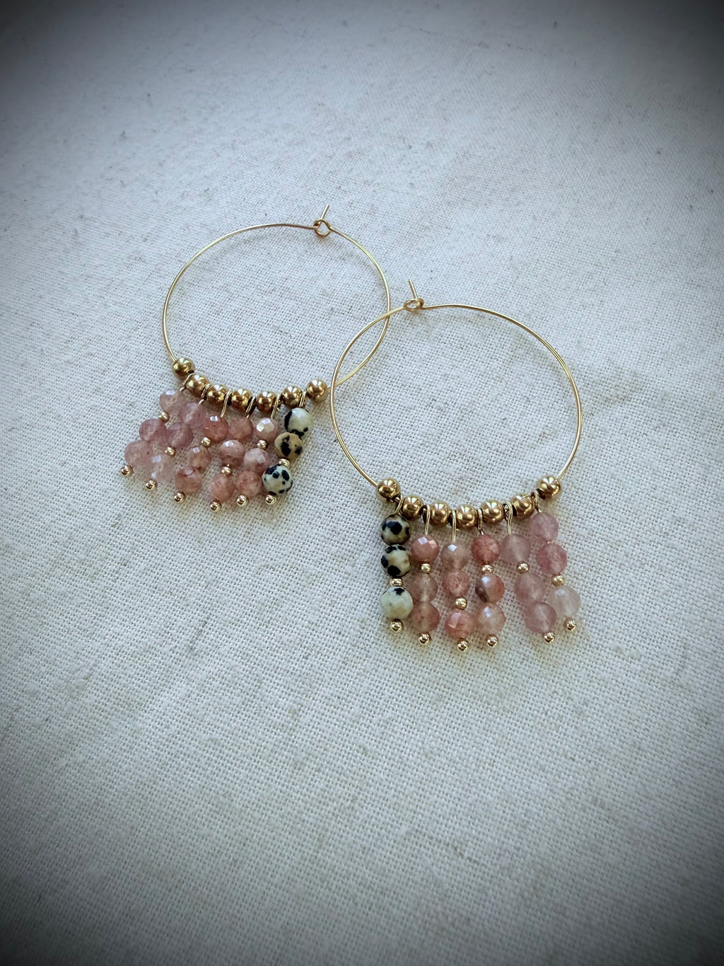 Boucles Naïa – jaspe dalmatien, quartz fraise et pierre du soleil