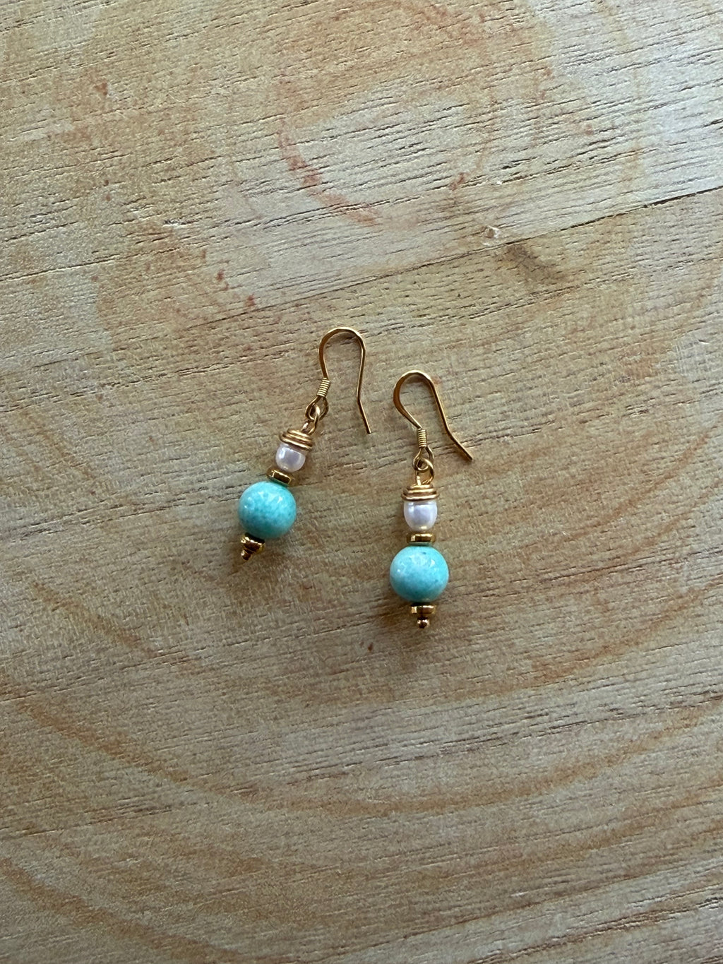 Boucles d’oreilles Amazonite, Hématite Dorée & Perle d’Eau Douce
