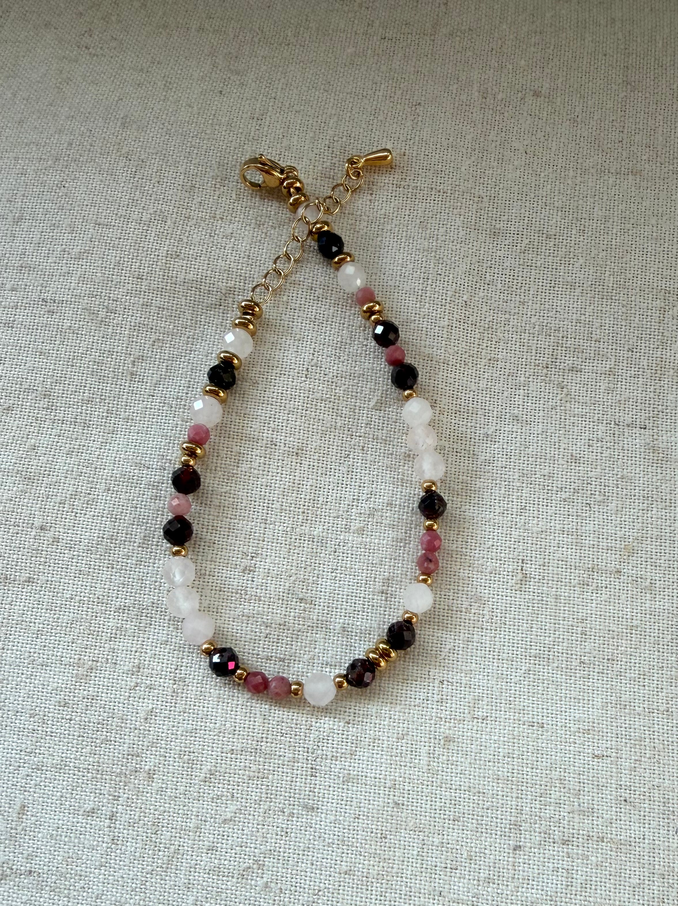 Bracelet en pierres naturelles quartz rose, grenat et rhodonite – Élia
