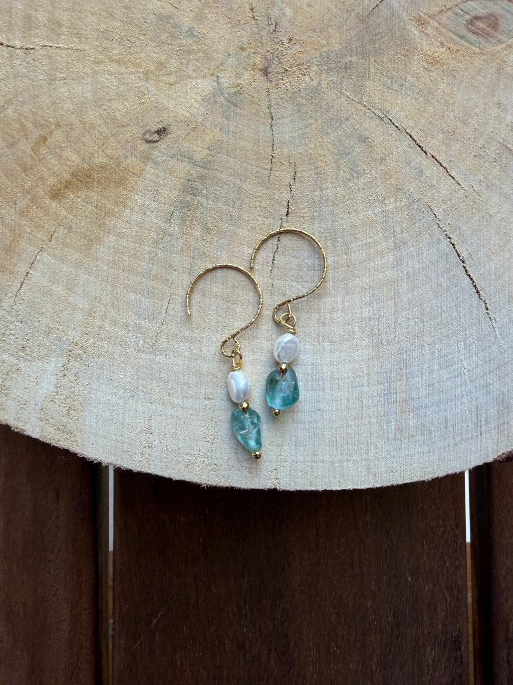 Boucles d’Oreilles Apatite Bleue, Perle d’Eau Douce & Hématite Dorée