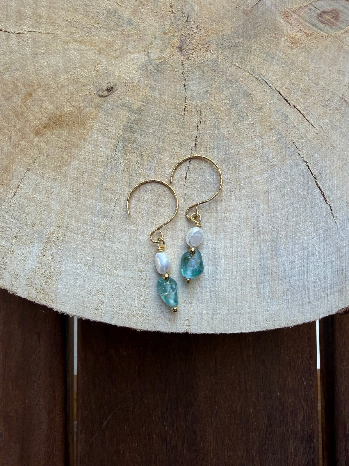 Boucles d’Oreilles Apatite Bleue, Perle d’Eau Douce & Hématite Dorée