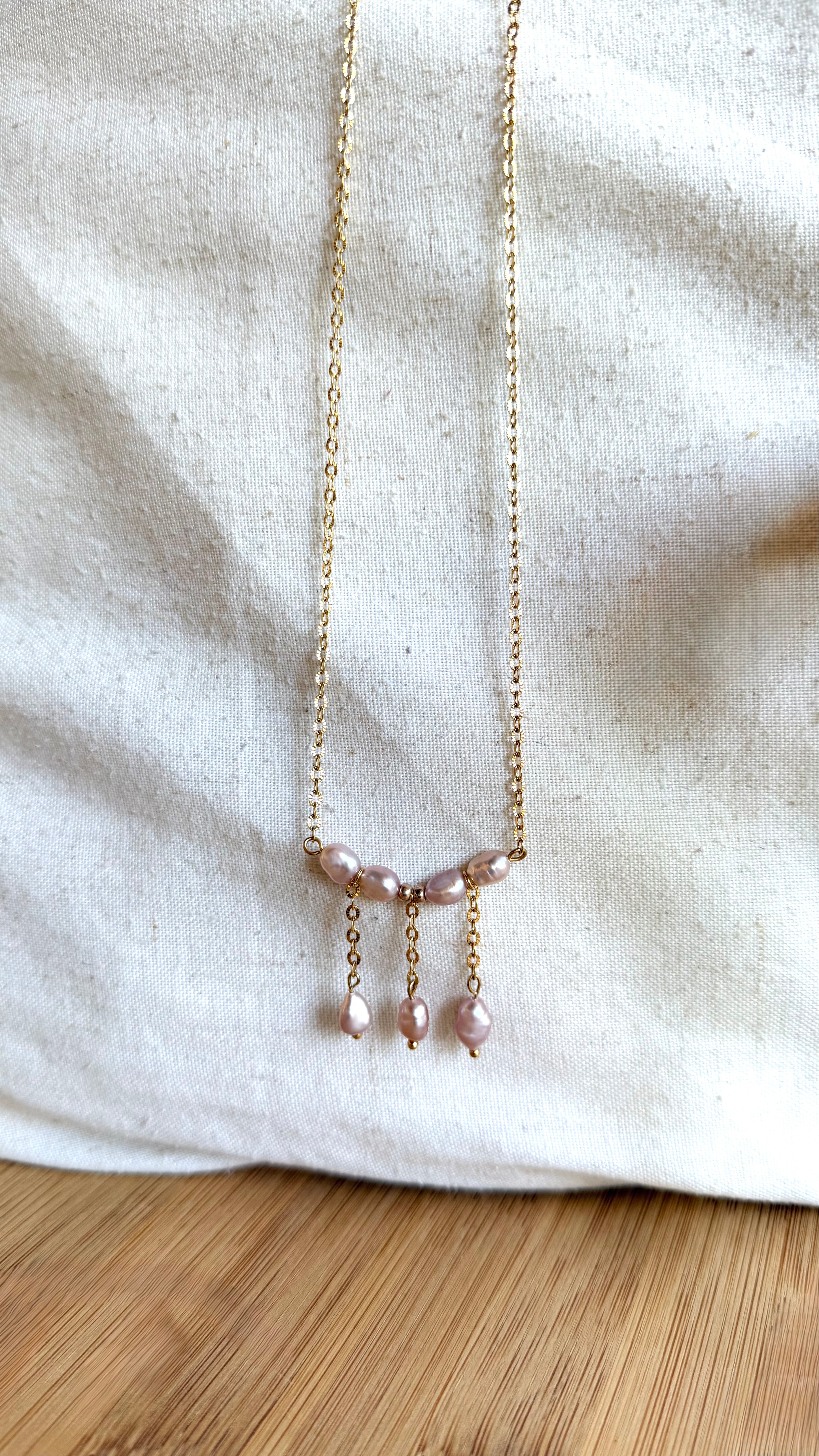 Collier Riviera chic avec perles d’eau douce rosées et perles pendantes dorées – Rosalia
