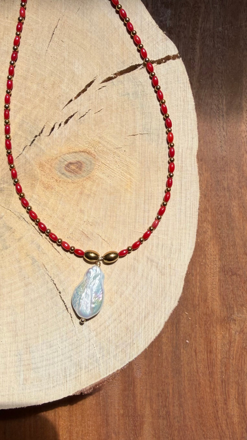 Collier Bambou de mer rouge & Perle d’eau douce baroque