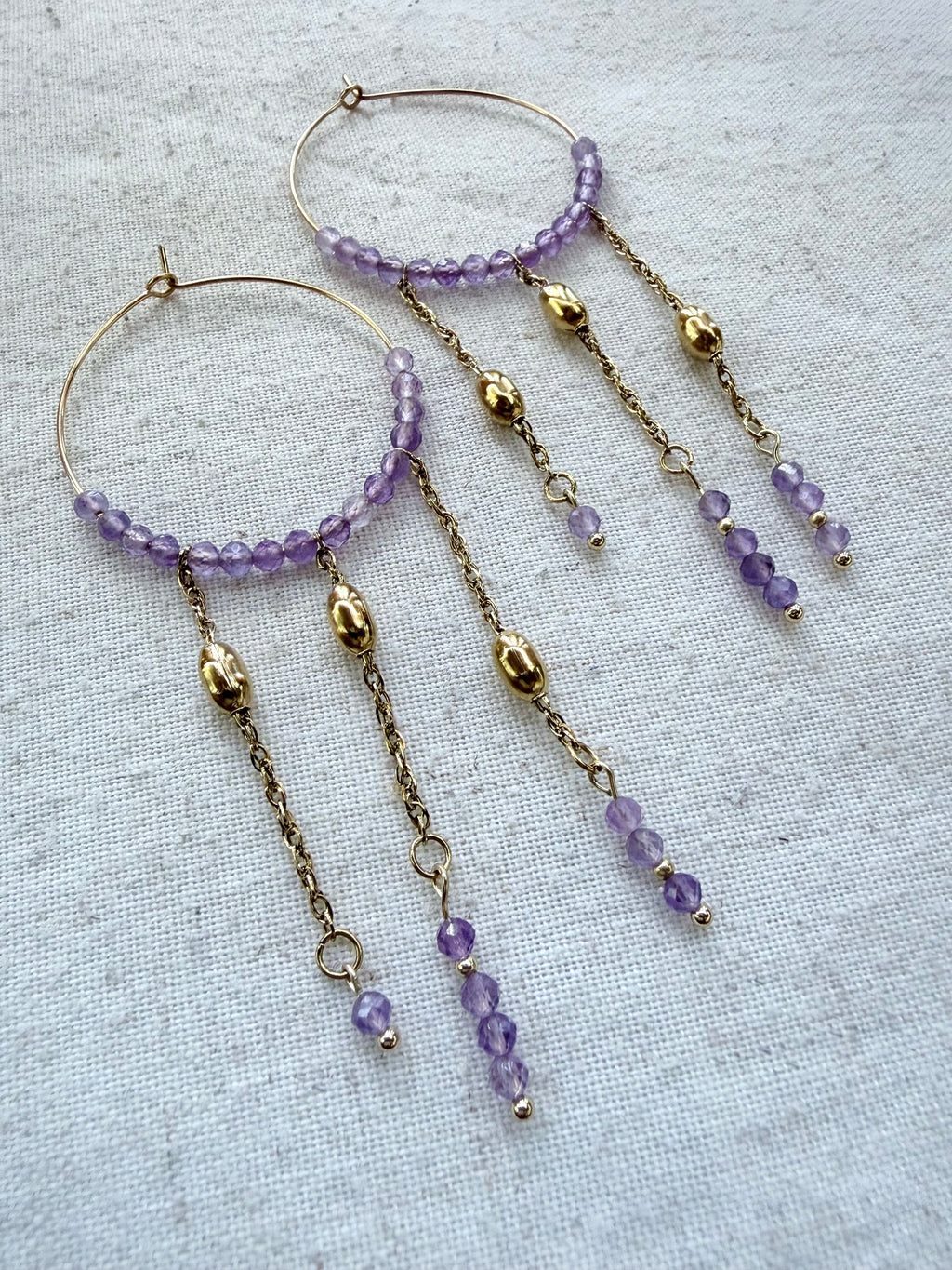 Boucles d’oreilles Ysia – Améthyste naturelle et chaînes en acier inoxydable