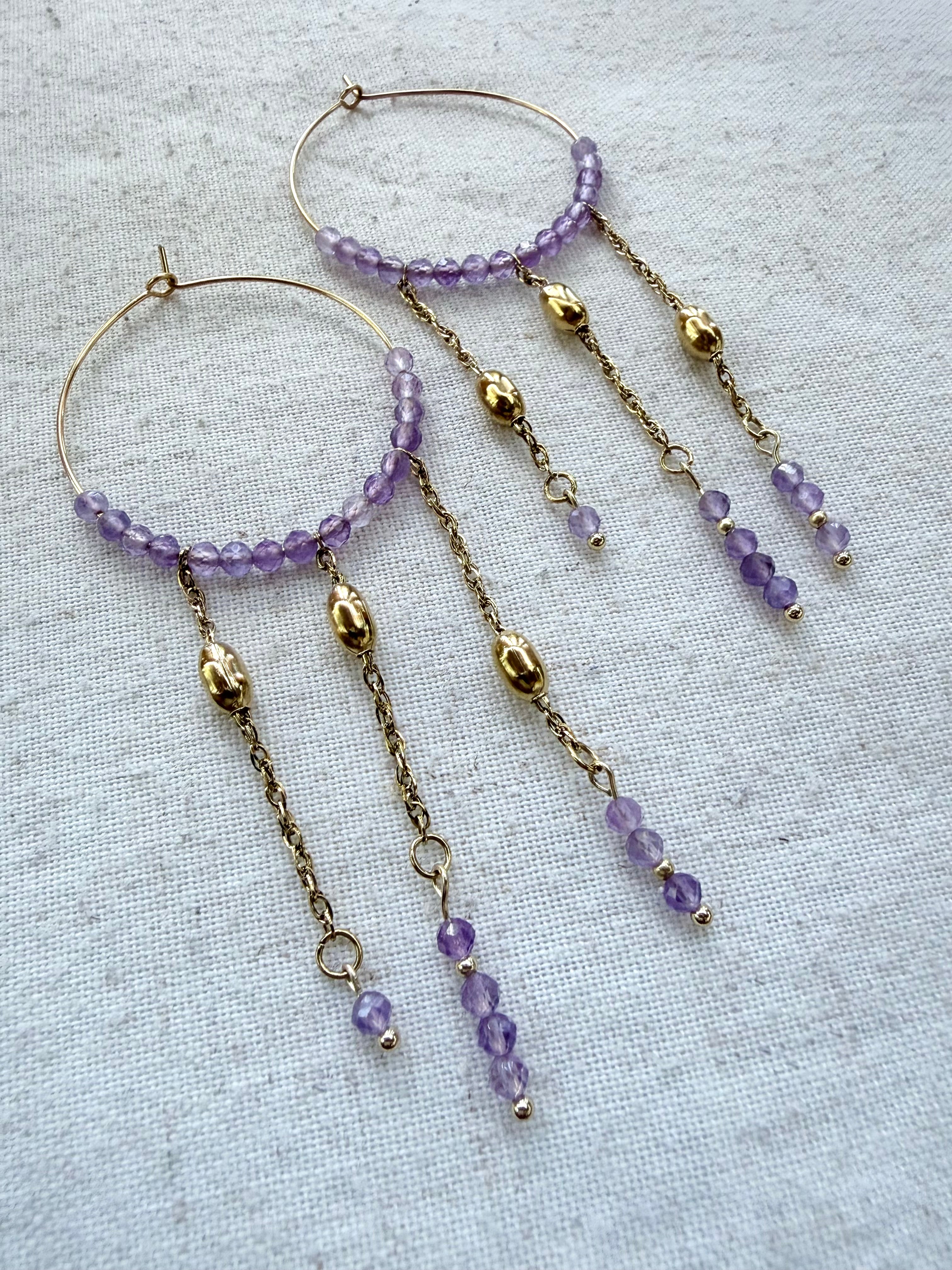 Boucles d’oreilles Ysia – Améthyste naturelle et chaînes en acier inoxydable