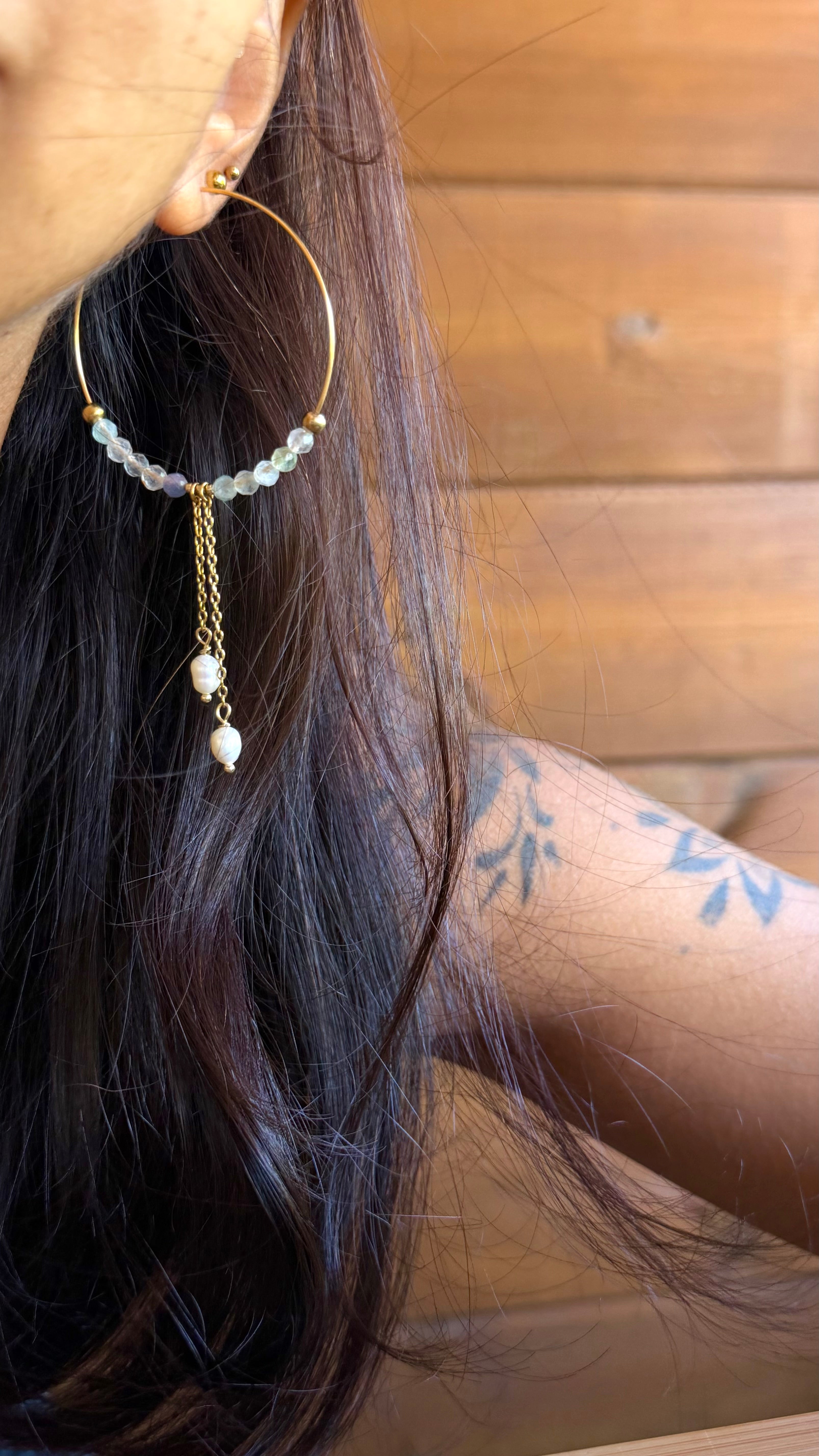 ✨ Boucles d’oreilles Soline – Fluorite naturelle, perle d’eau douce et acier inoxydable