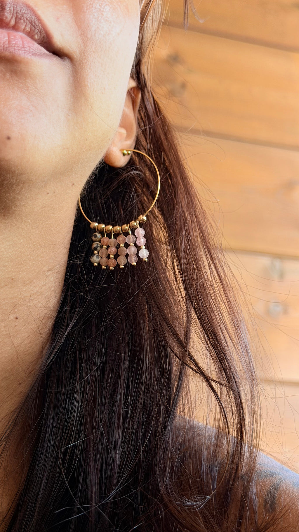 Boucles Naïa – jaspe dalmatien, quartz fraise et pierre du soleil