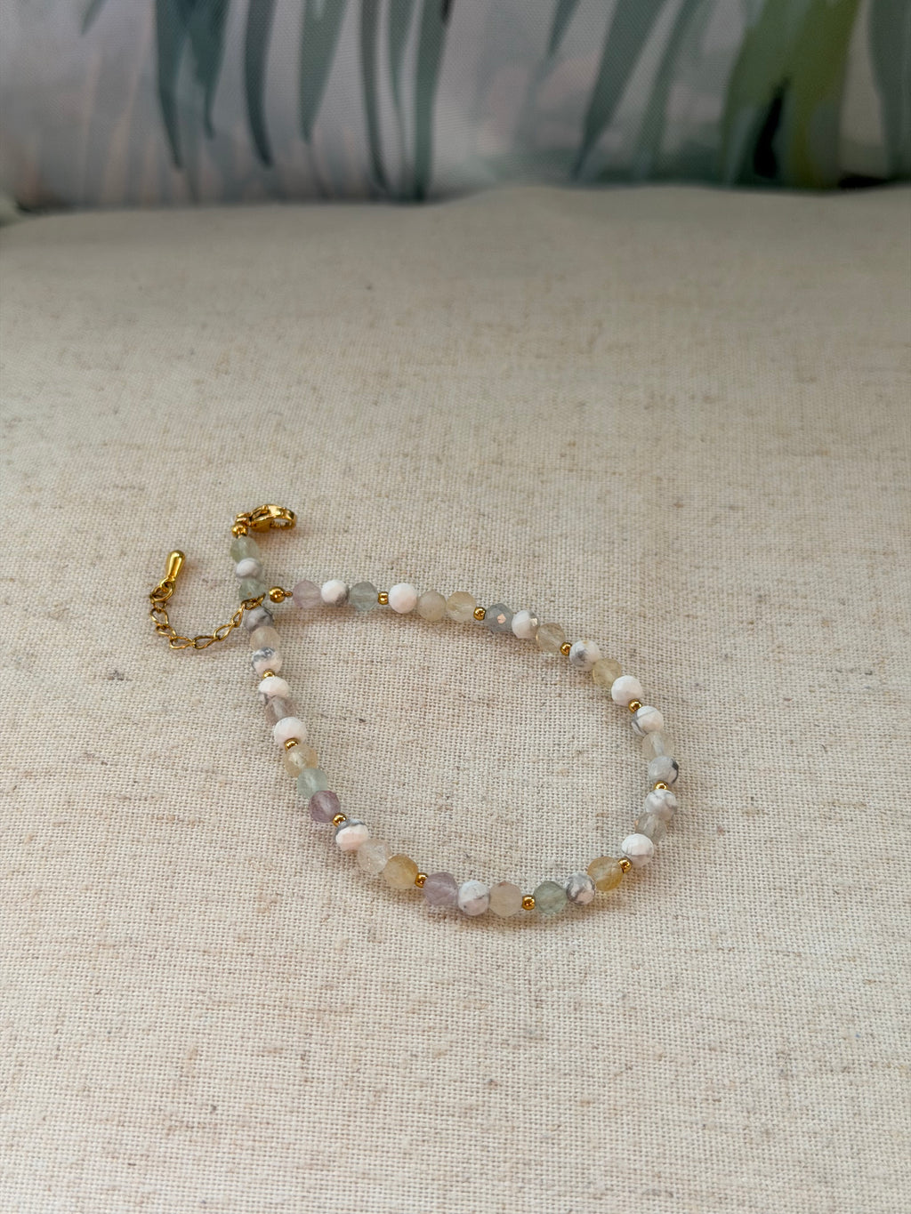 Bracelet en pierres naturelles howlite, fluorine et citrine – Léana