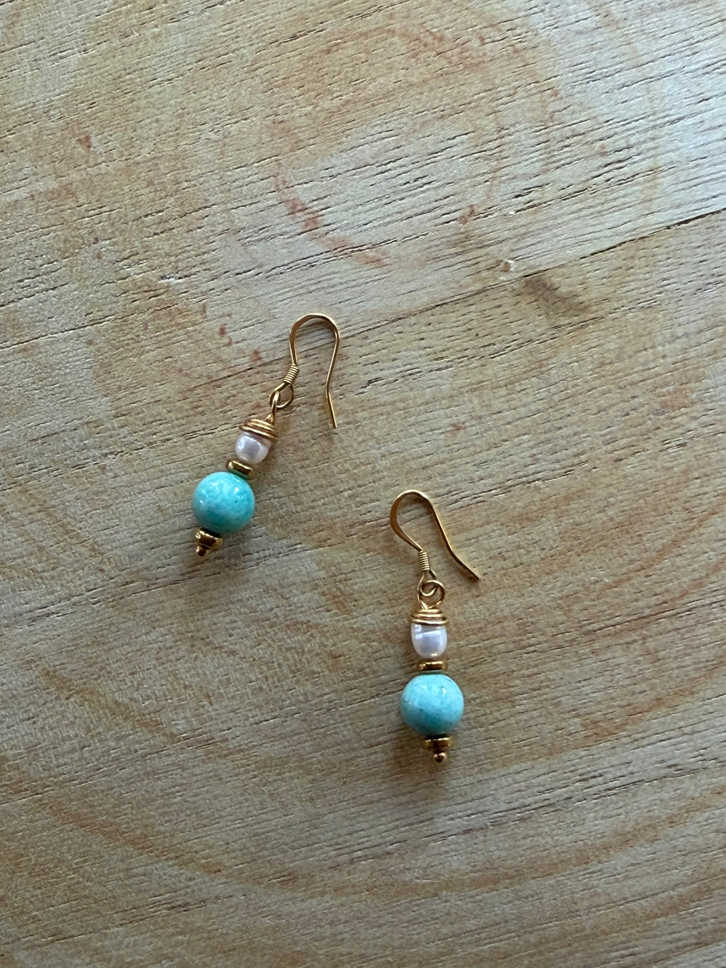 Boucles d’oreilles Amazonite, Hématite Dorée & Perle d’Eau Douce