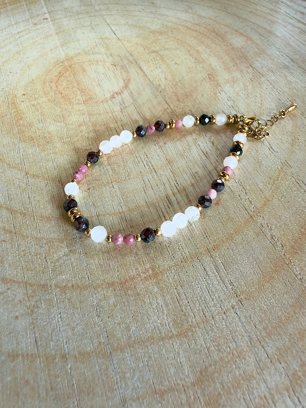 Bracelet en pierres naturelles quartz rose, grenat et rhodonite – Élia