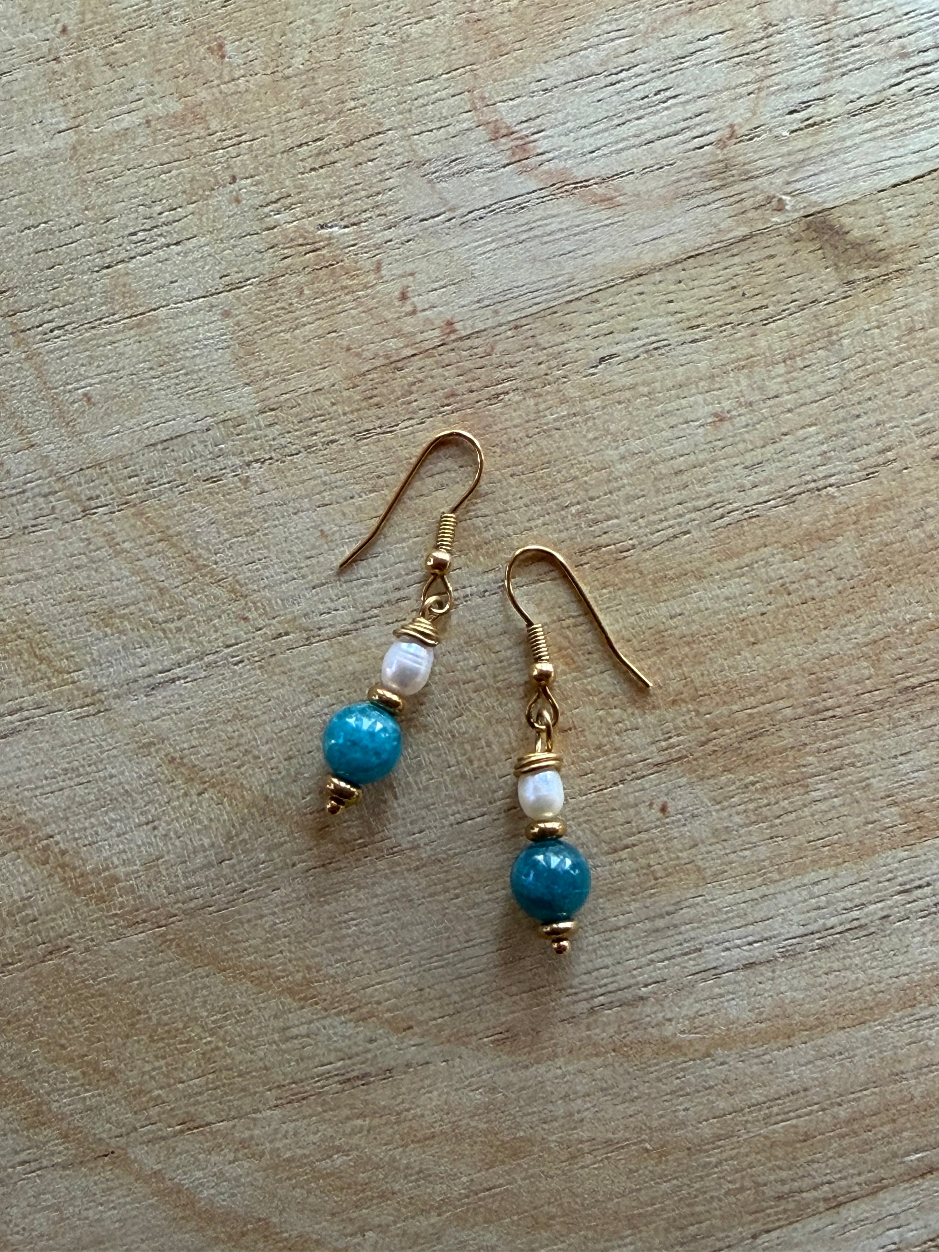 Boucles d’oreilles Apatite Bleue, Hématite Dorée & Perle d’Eau Douce