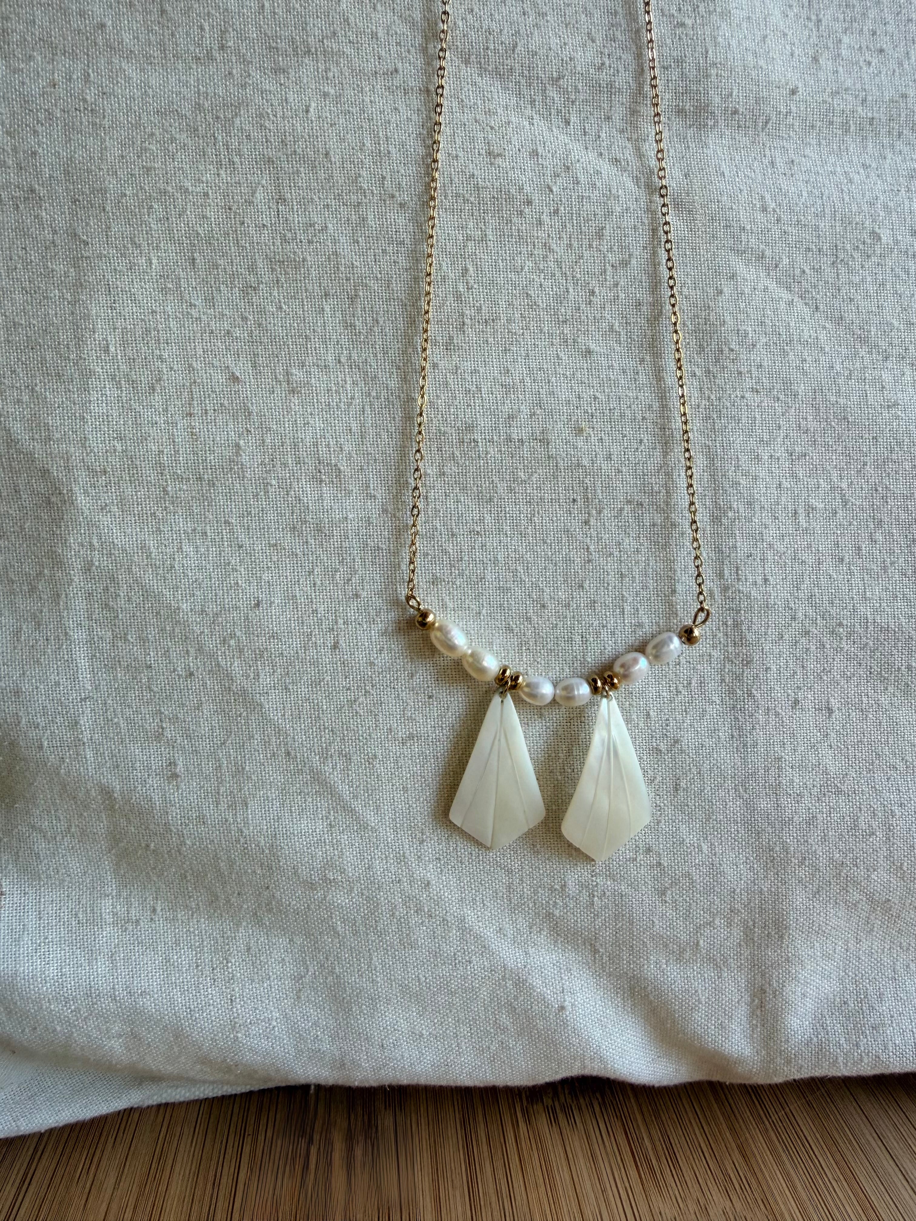 Collier Riviera avec perles d’eau douce blanches et breloques nacre pendantes – Maréa