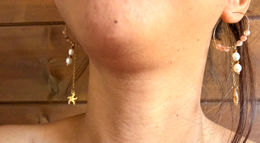 Boucles d’oreilles Soléa – Pierre du soleil, perle d’eau douce et acier inoxydable