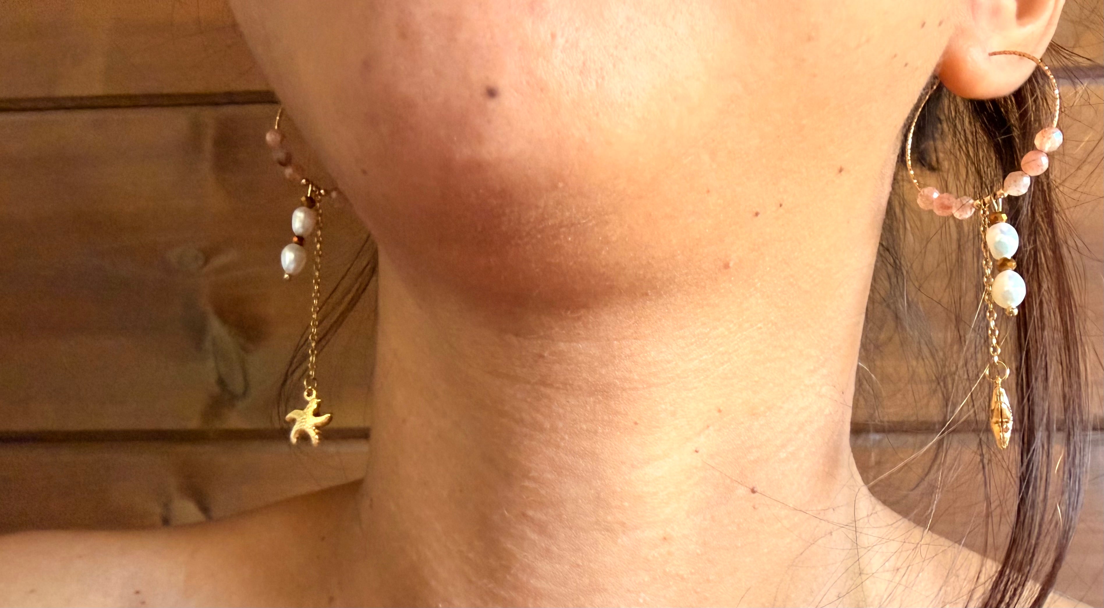Boucles d’oreilles Soléa – Pierre du soleil, perle d’eau douce et acier inoxydable