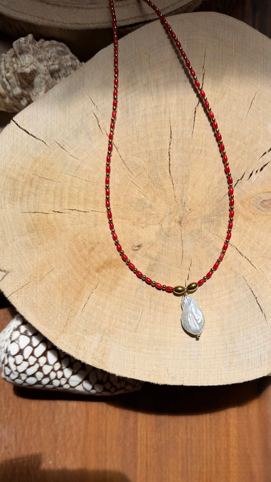 Collier Bambou de mer rouge & Perle d’eau douce baroque