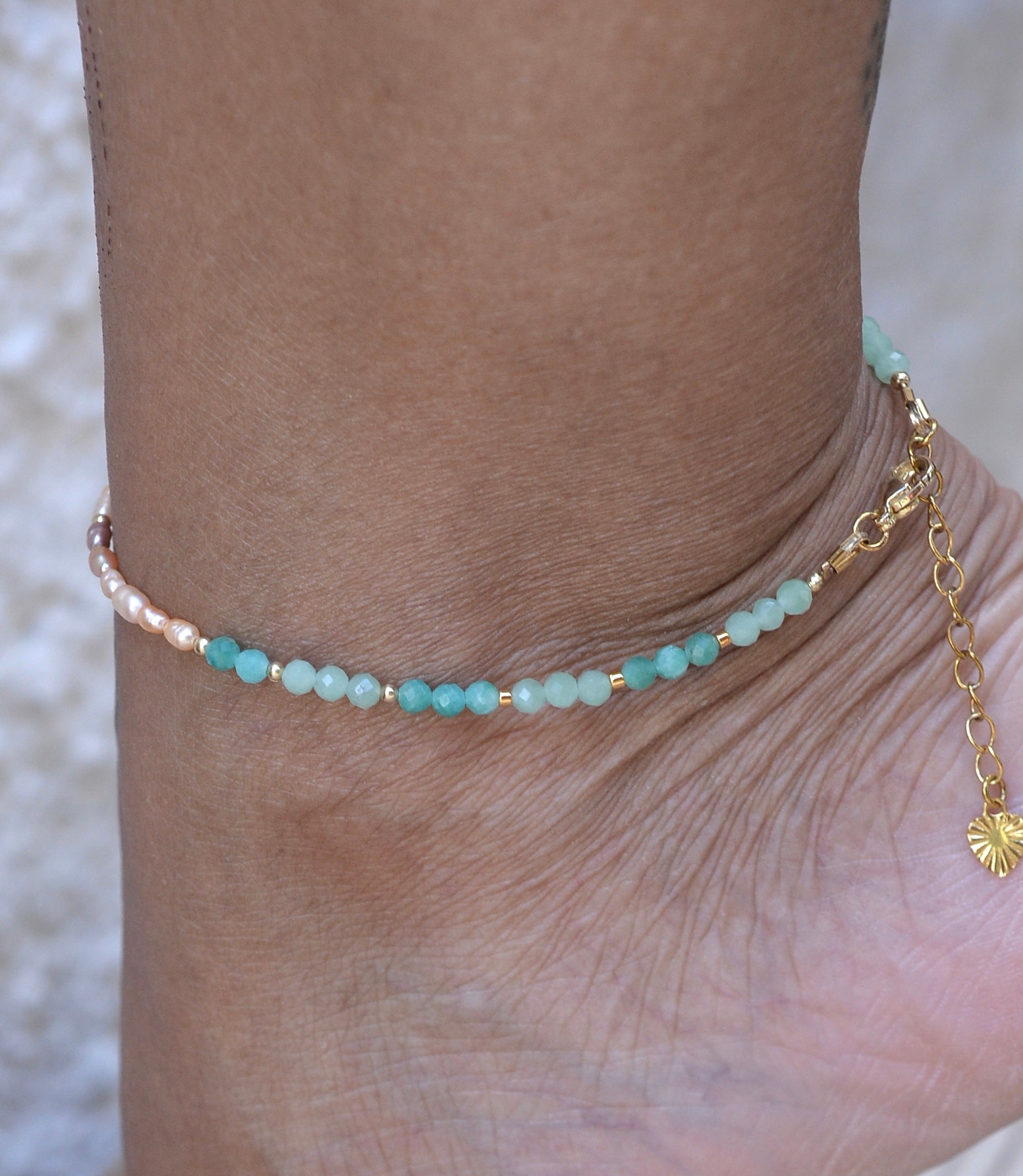 Chaîne de cheville Mila – Jade, amazonite et perles d’eau douce