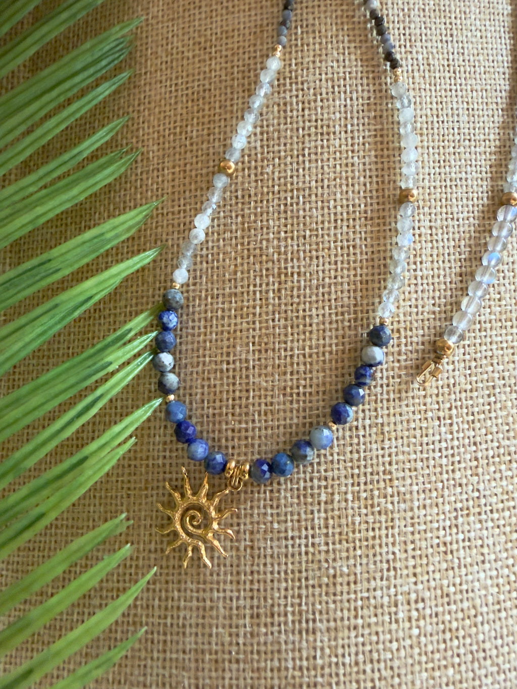 Chaîne de taille solaire – Lapis lazuli, saphir et labradorite