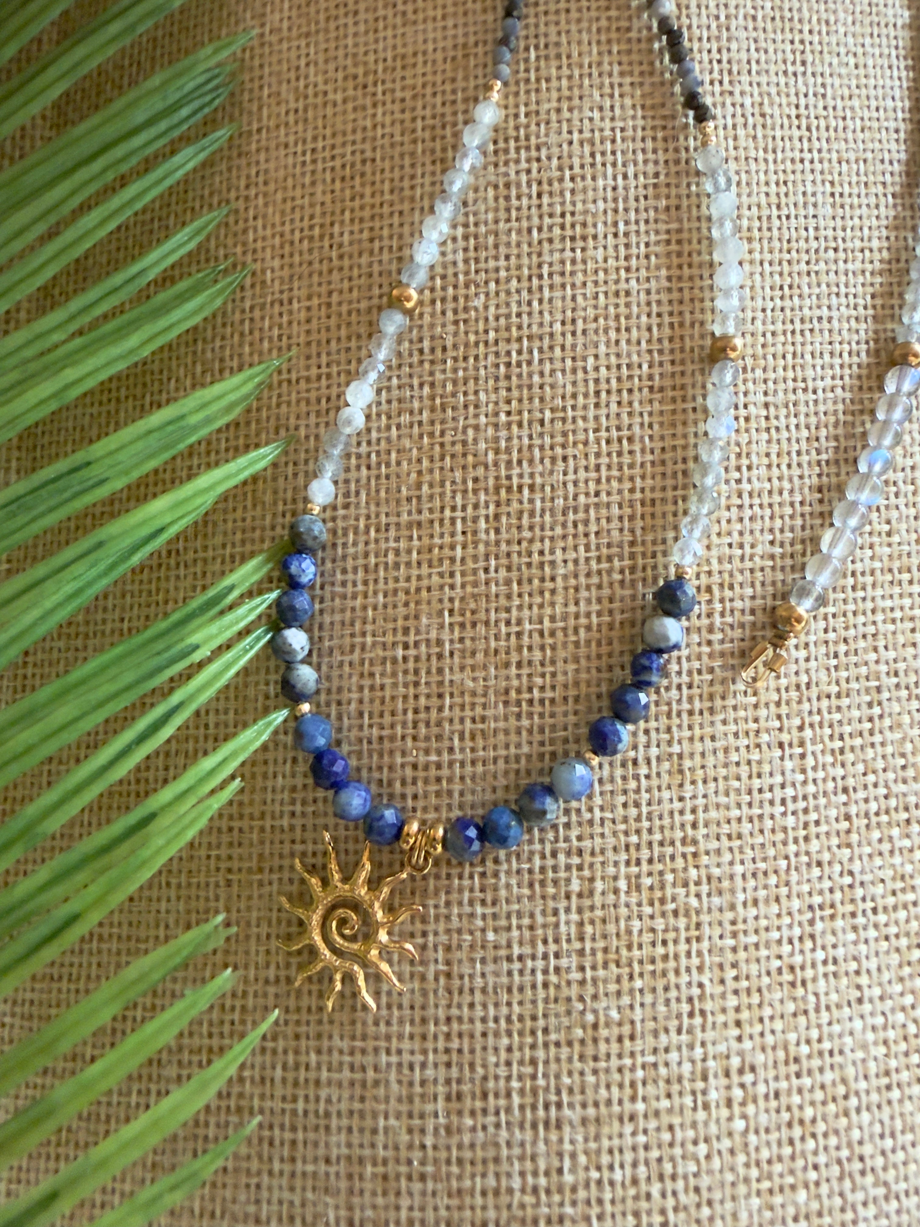 Chaîne de taille solaire – Lapis lazuli, saphir et labradorite