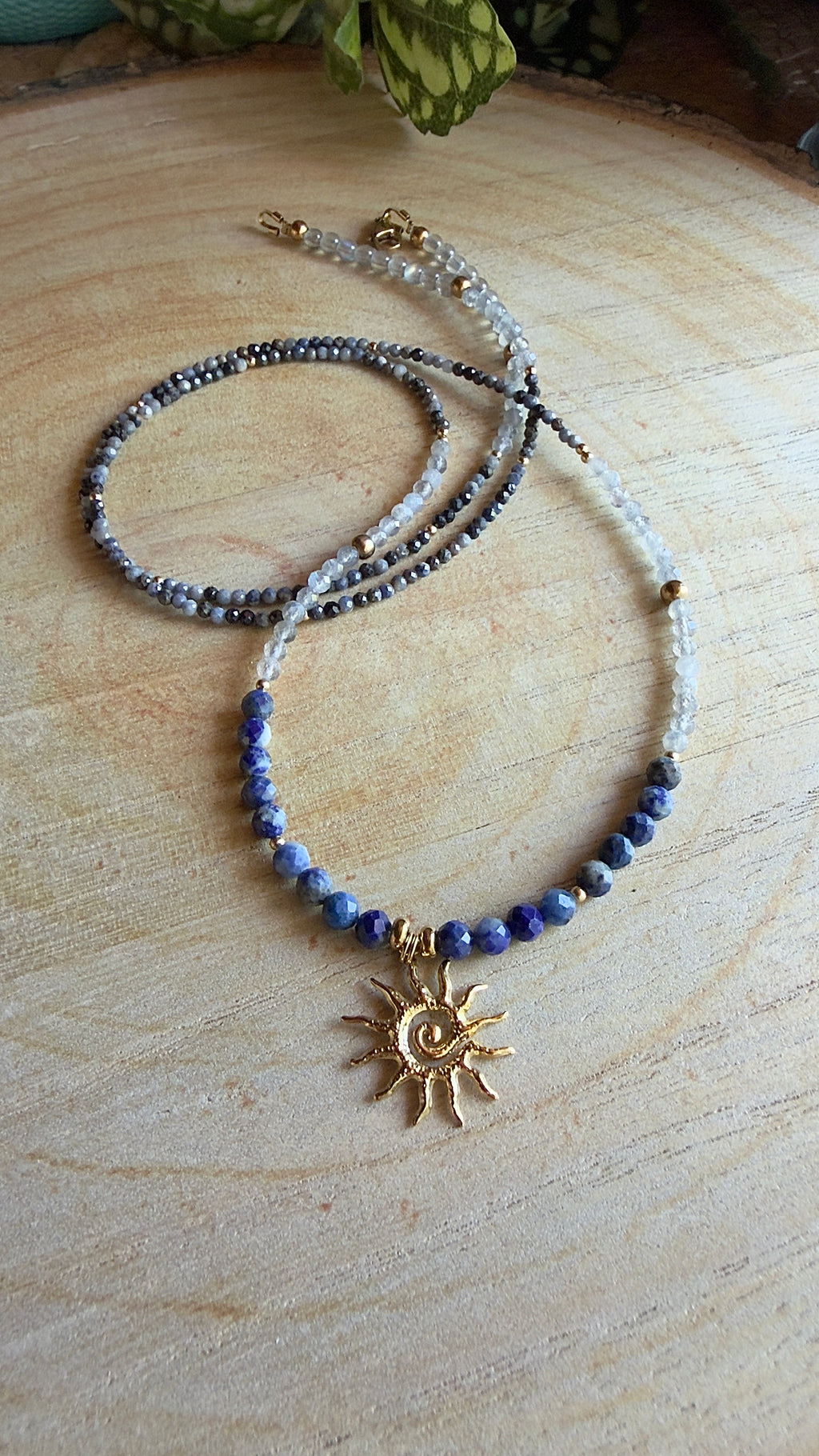 Chaîne de taille solaire – Lapis lazuli, saphir et labradorite