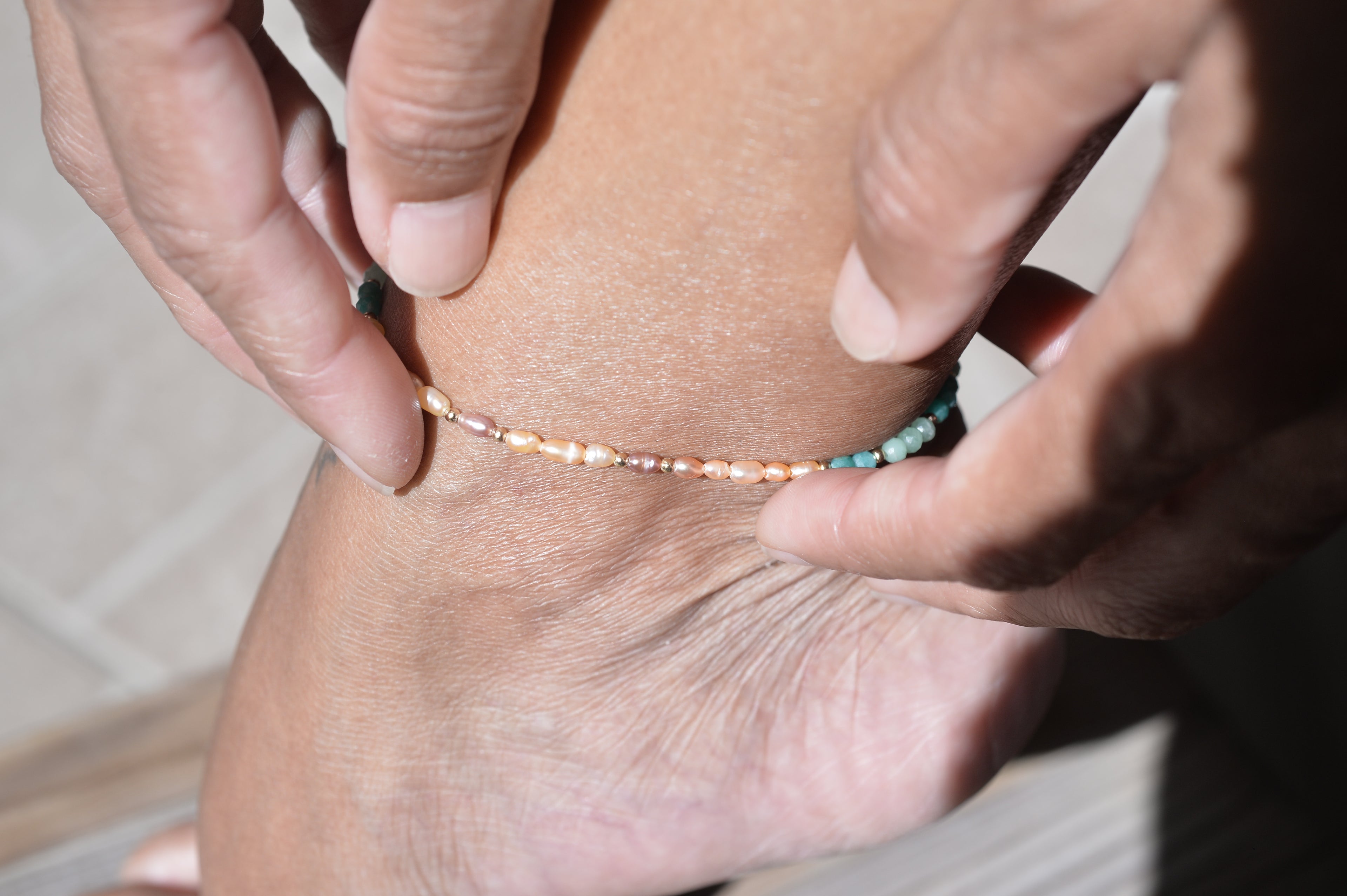 Chaîne de cheville Mila – Jade, amazonite et perles d’eau douce