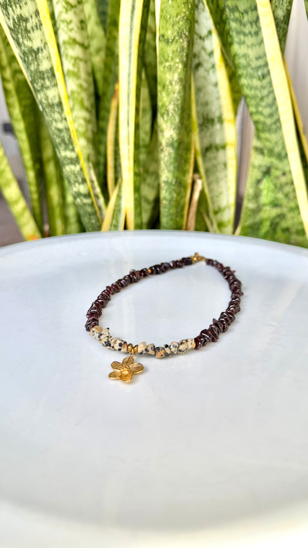 Collier Grenat & Jaspe Dalmatien – Mini Fleur